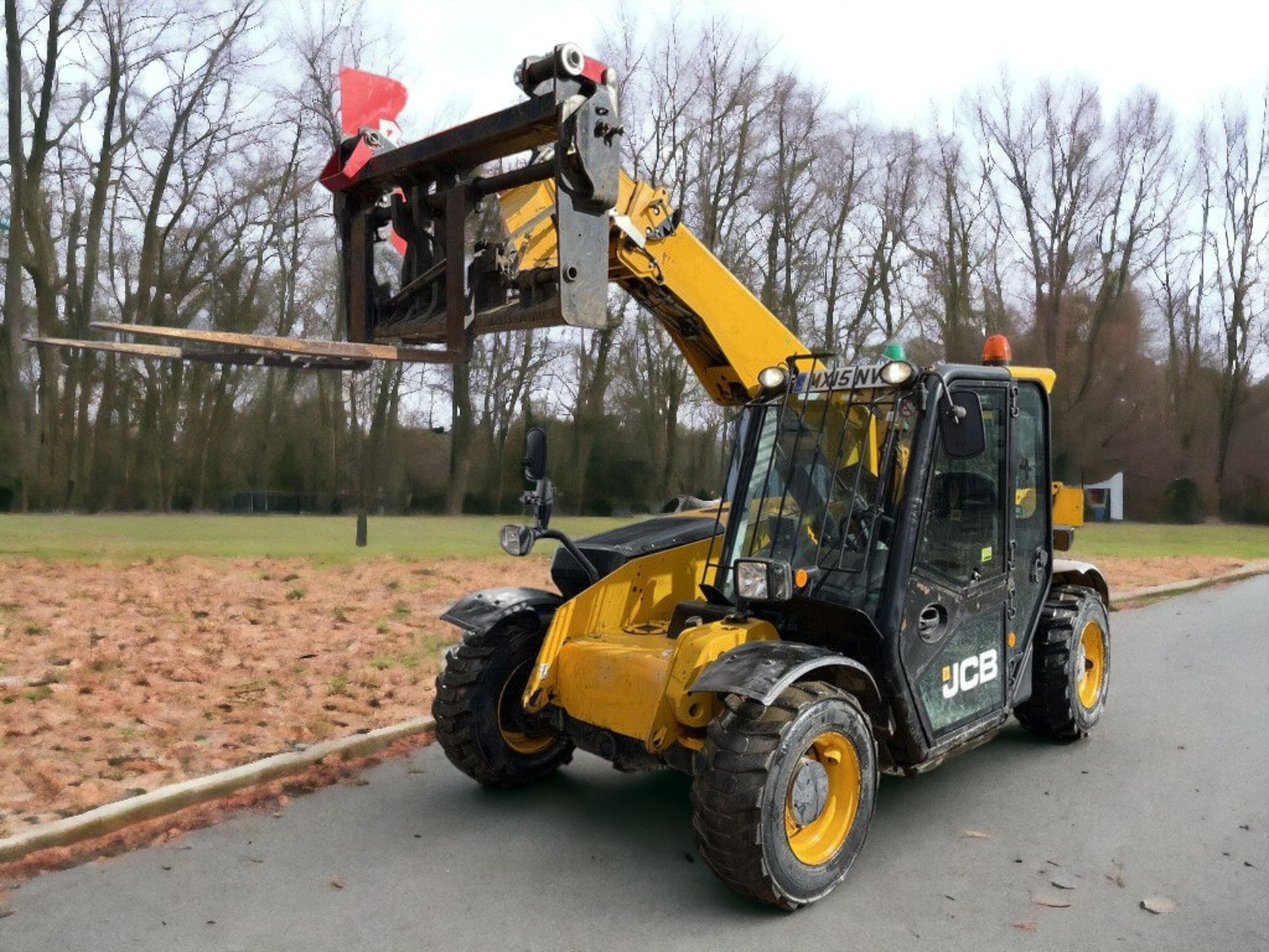 POWERFUL AND VERSATILE 2015 JCB 525-60 TELEHANDLER - Image 6 of 12