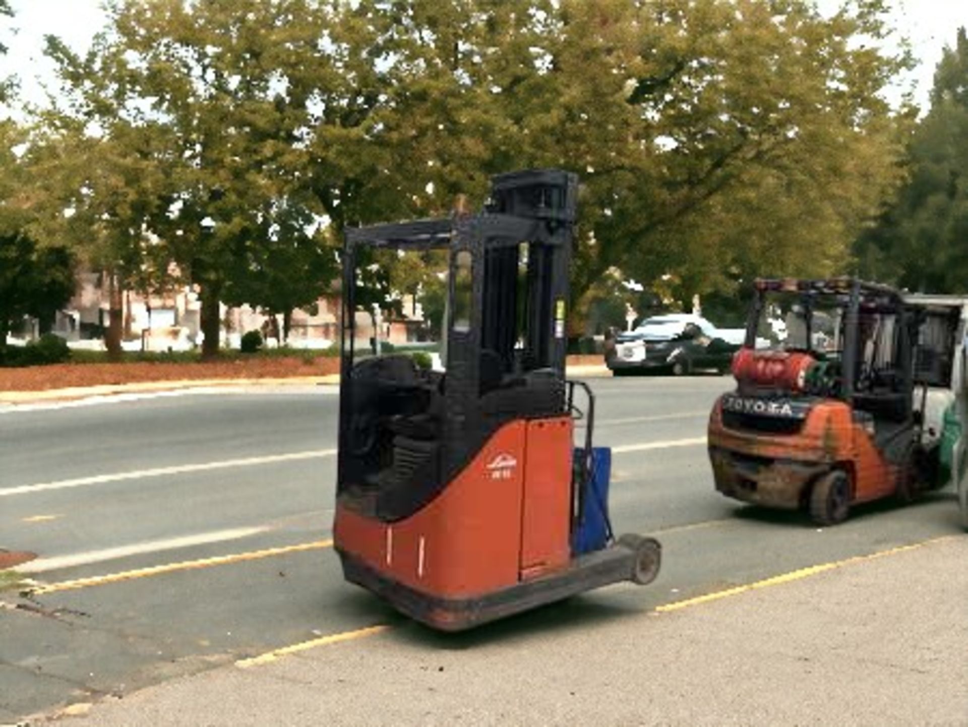 LINDE REACH TRUCK - MODEL R16 (2005) **(INCLUDES CHARGER)** - Image 3 of 6