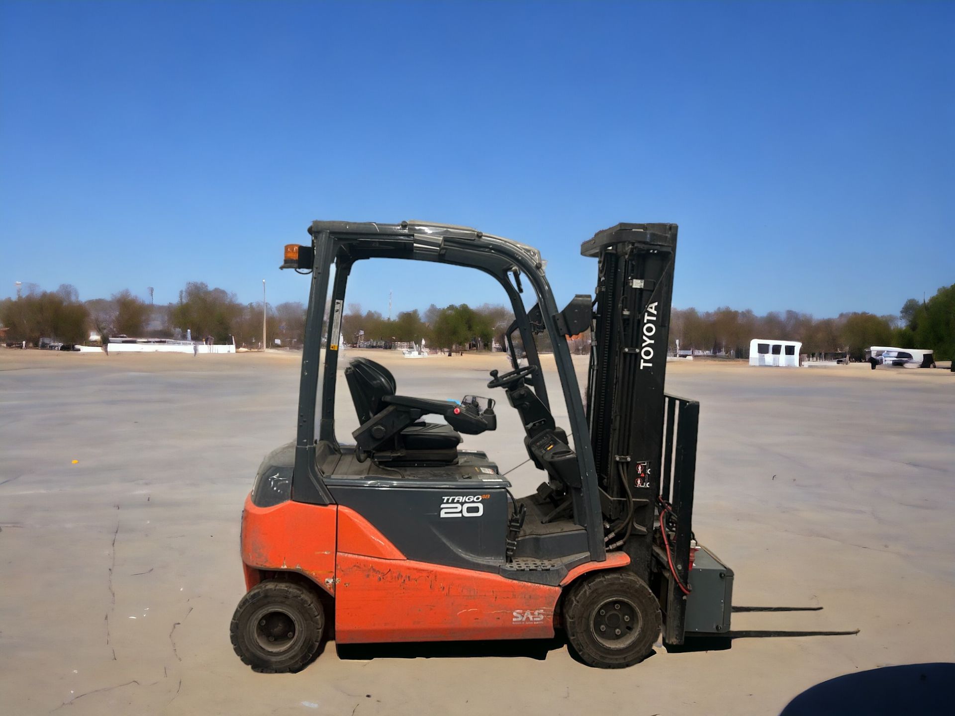TOYOTA 8FBM20T ELECTRIC FORKLIFT - EFFICIENT MATERIAL HANDLING SOLUTION **(INCLUDES CHARGER)** - Image 3 of 4
