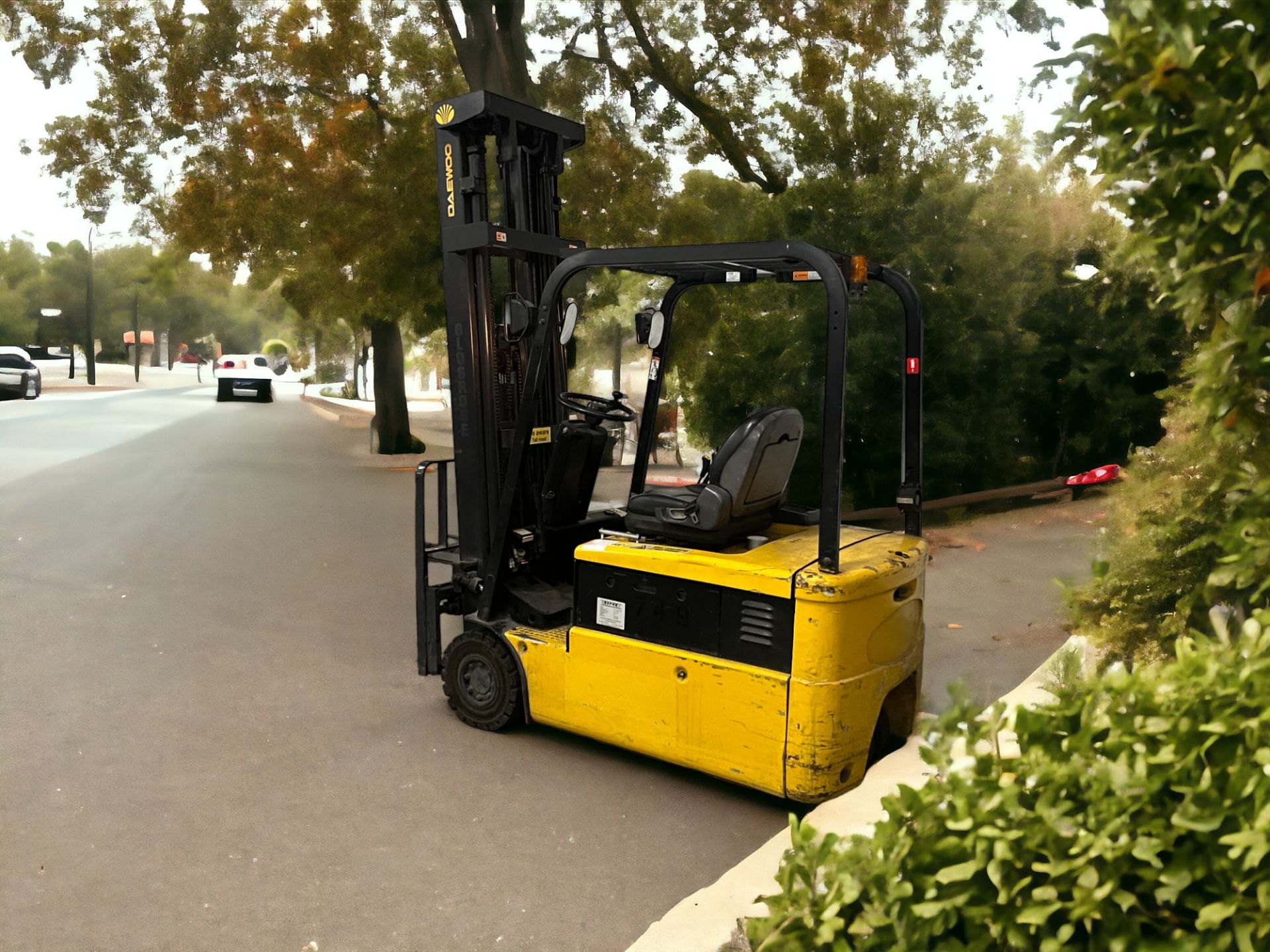 DAEWOO ELECTRIC 3-WHEEL FORKLIFT - MODEL B18T-2 (2002) **(INCLUDES CHARGER)** - Image 4 of 6