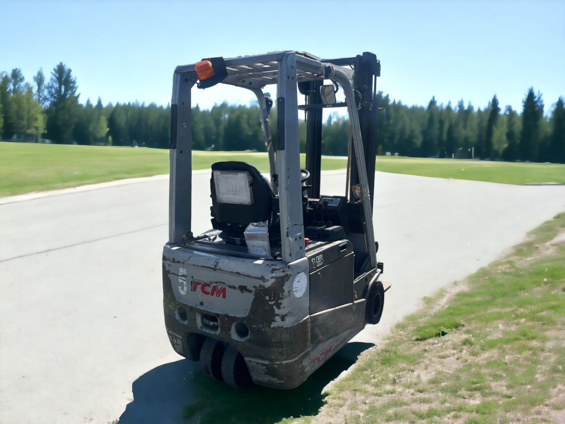 TCM ELECTRIC 3-WHEEL FORKLIFT - A1N1L15H (2015) **(INCLUDES CHARGER)** - Image 5 of 6