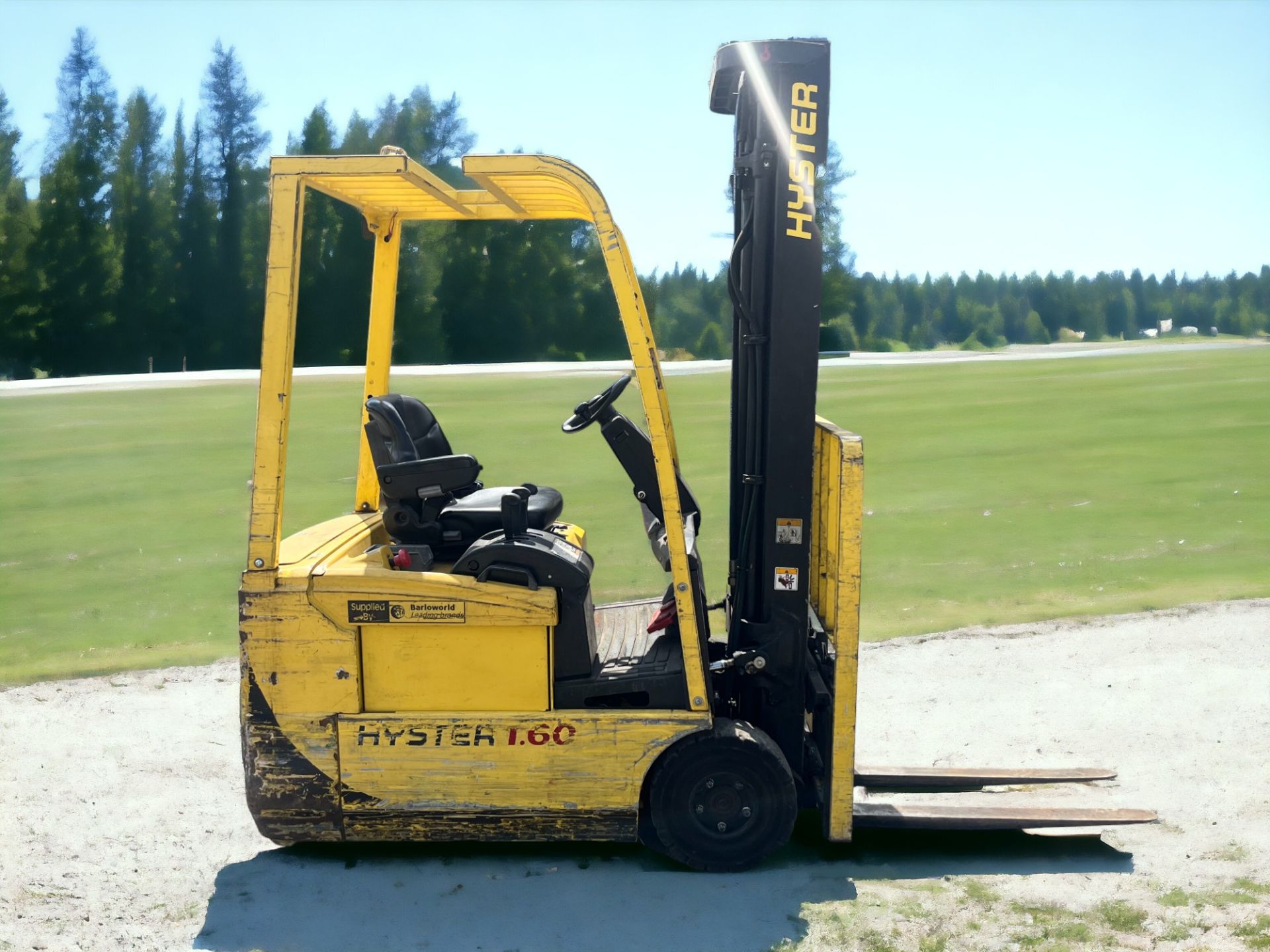 **(INCLUDES CHARGER)** HYSTER ELECTRIC 3-WHEEL FORKLIFT - J1.60XMT (2005)