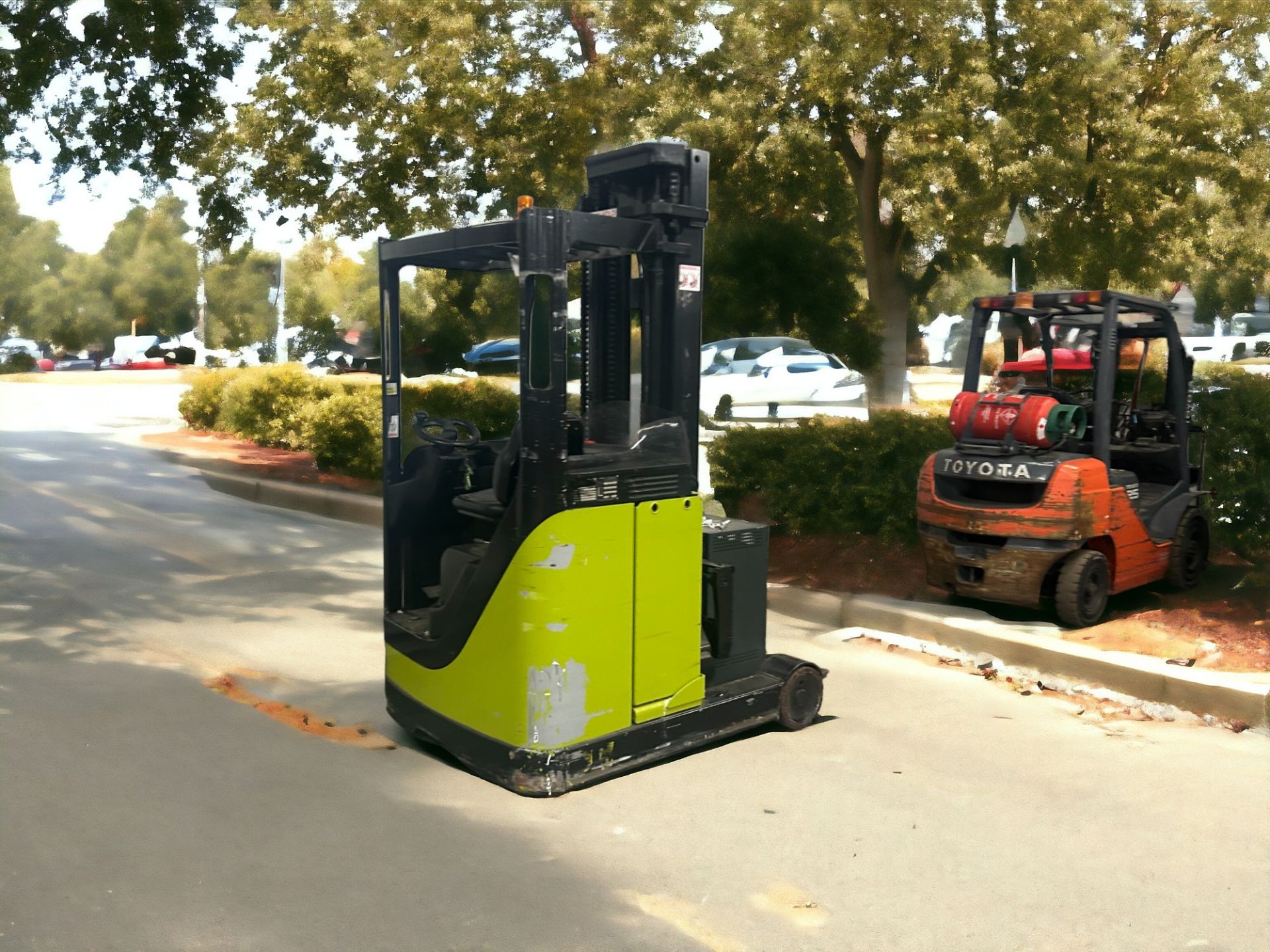 LINDE REACH TRUCK - MODEL R14 (2000) **(INCLUDES CHARGER)** - Image 6 of 6