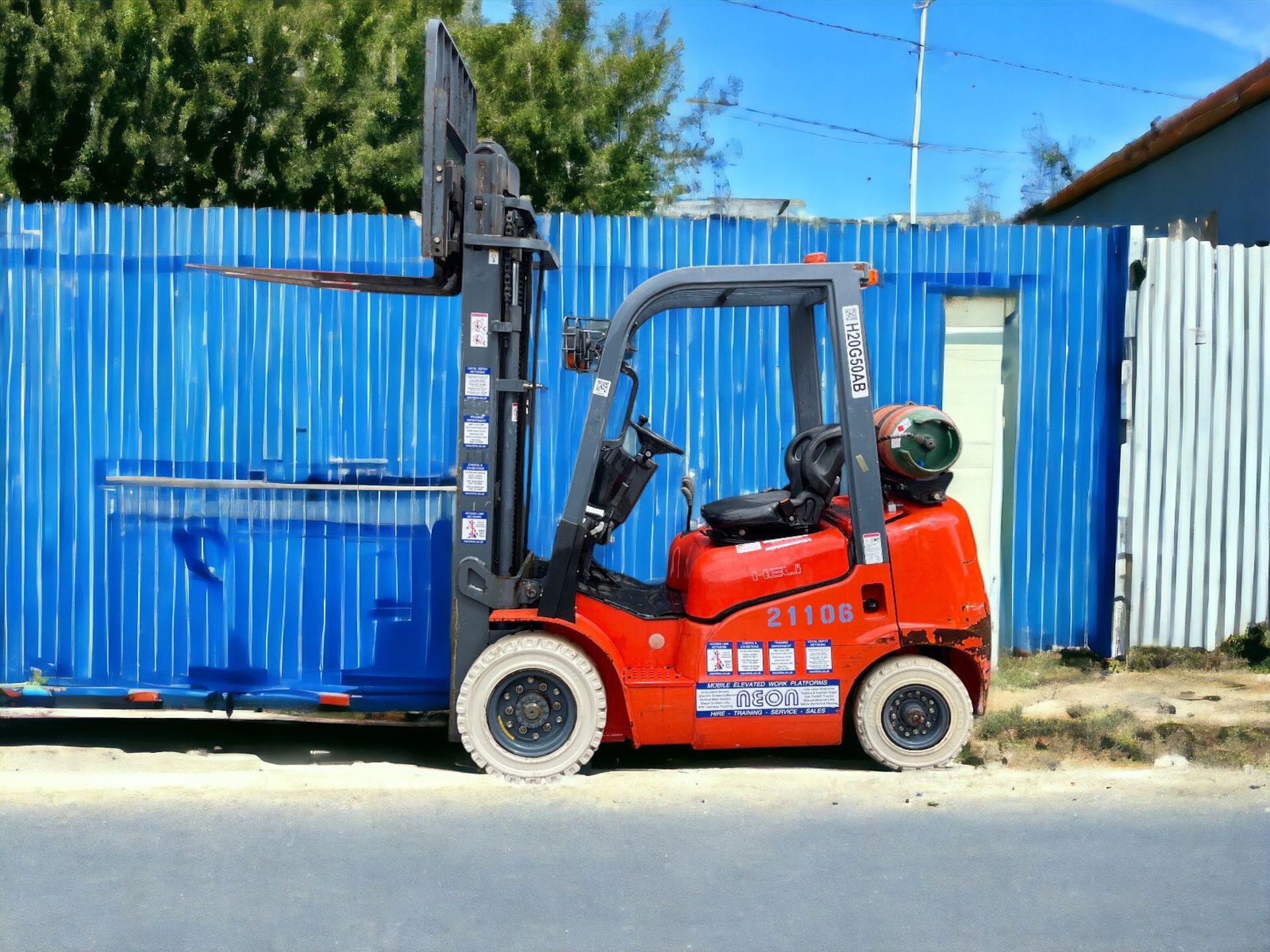 "EFFICIENCY ELEVATED: 2015 HELI FG20G LPG FORKLIFT - LOW HOURS, HIGH CAPACITY" - Image 2 of 9