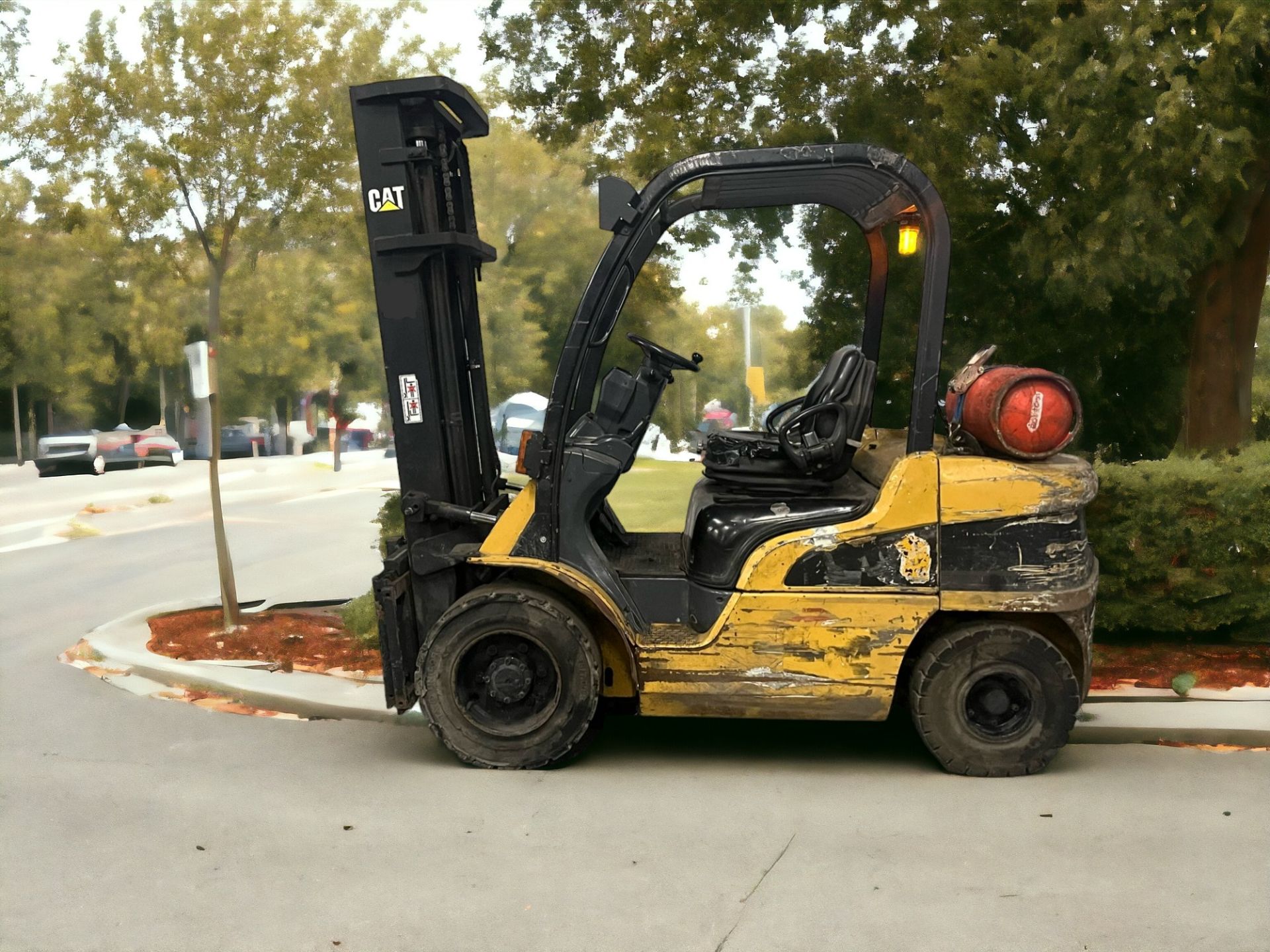 CAT LIFT TRUCKS LPG FORKLIFT - MODEL GP30N (2007) - Image 5 of 10