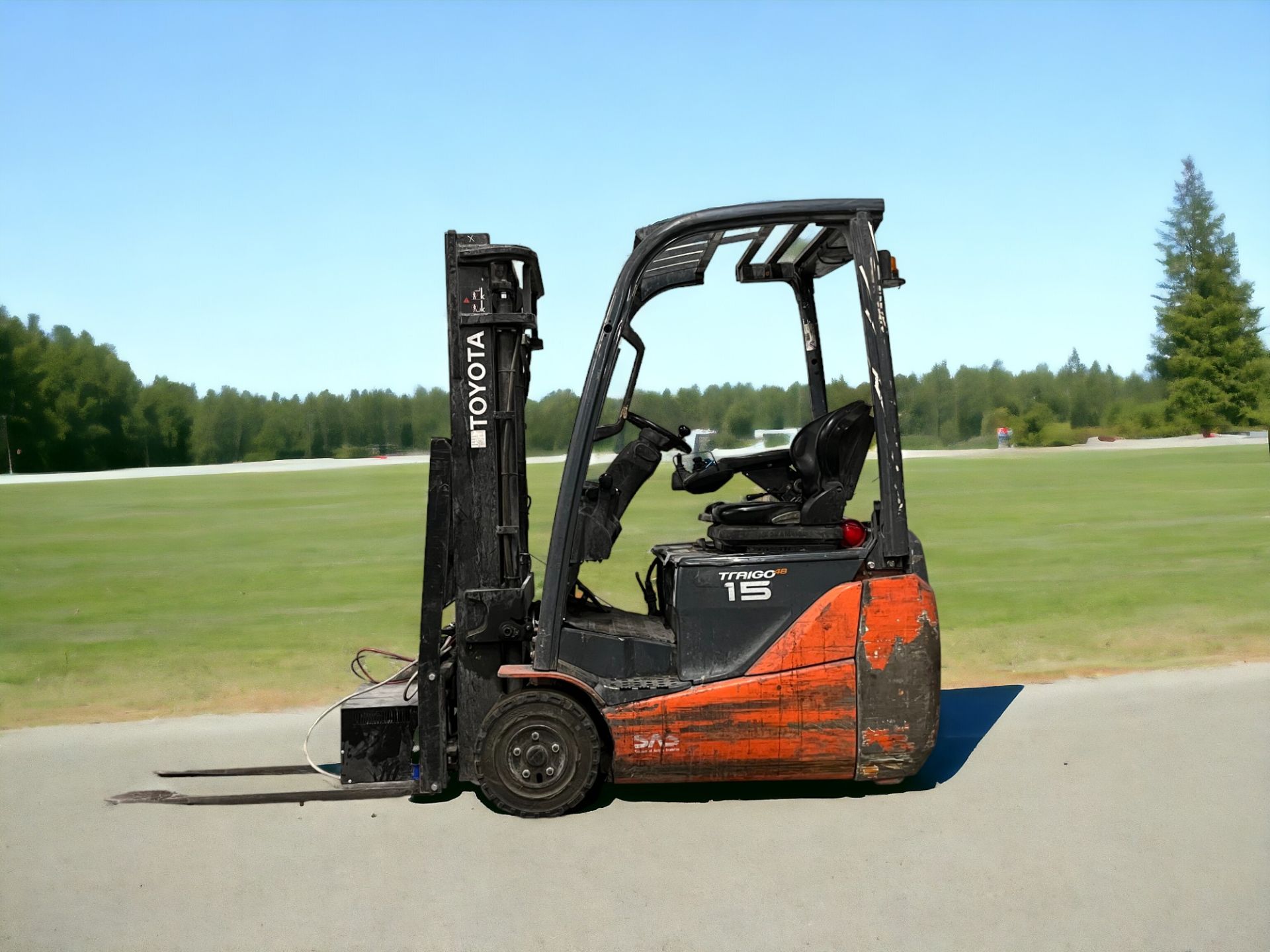 **(INCLUDES CHARGER)** TOYOTA ELECTRIC 3-WHEEL FORKLIFT - 8FBET15 (2013)