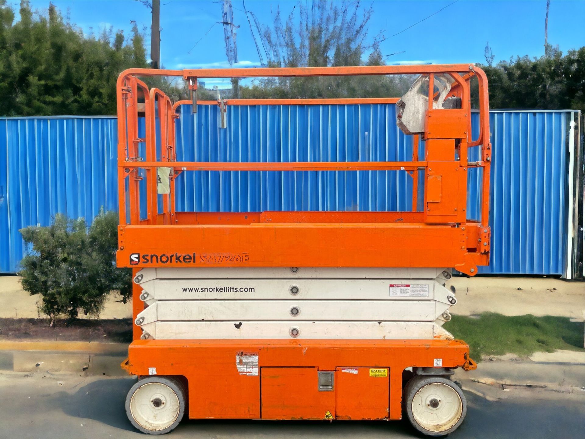 BOOST EFFICIENCY WITH THE 2016 SNORKEL S4726E ELECTRIC SCISSOR LIFT - Image 3 of 8