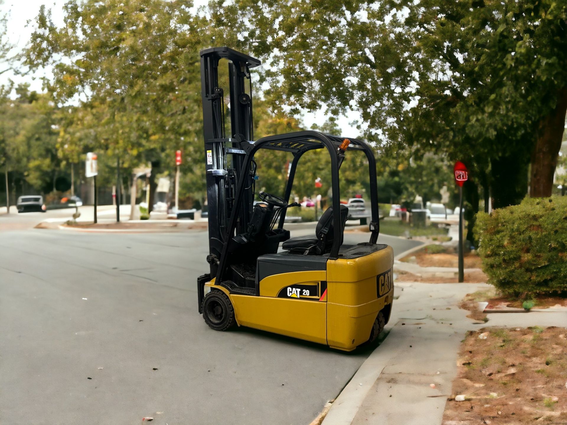CAT LIFT TRUCKS ELECTRIC 3-WHEEL FORKLIFT - MODEL EP20NT (2008) **(INCLUDES CHARGER)** - Image 3 of 6