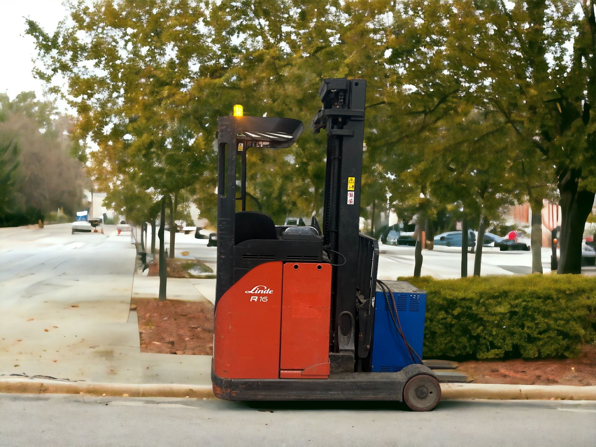 LINDE REACH TRUCK - MODEL R16 (2005) **(INCLUDES CHARGER)**