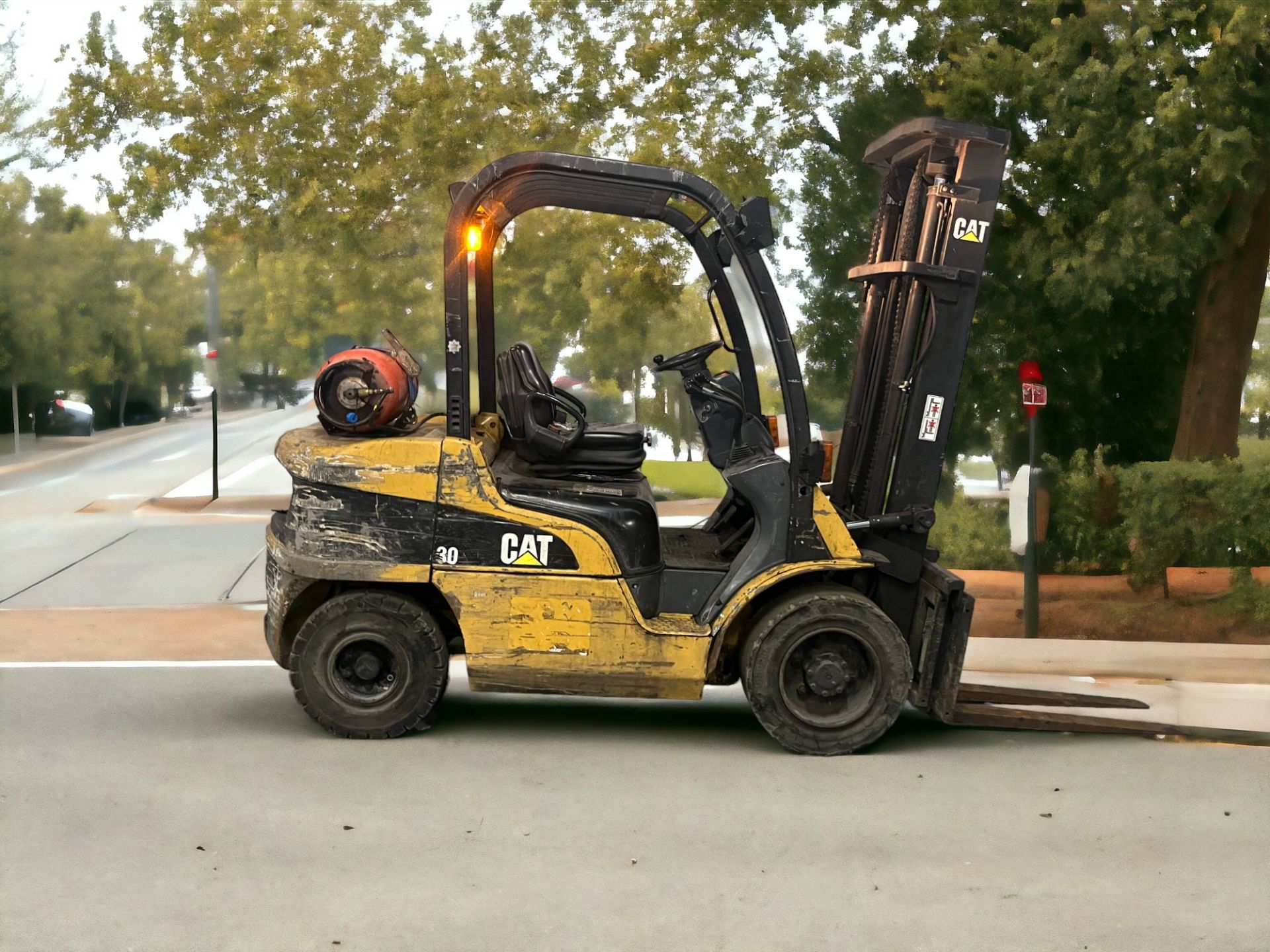 CAT LIFT TRUCKS LPG FORKLIFT - MODEL GP30N (2007) - Image 9 of 10