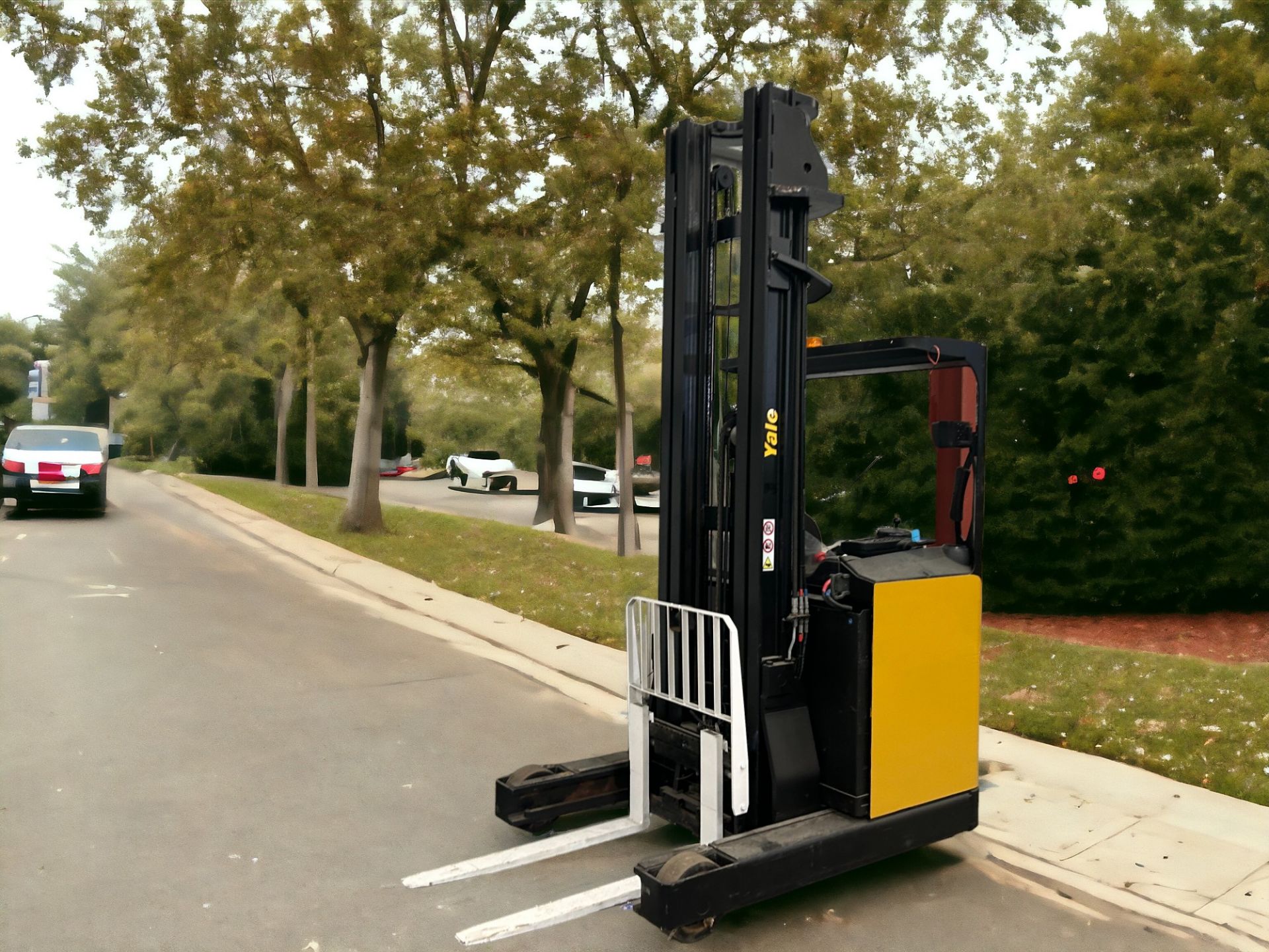 YALE REACH TRUCK - MODEL MR14H (2012) **(INCLUDES CHARGER)** - Image 4 of 6