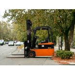 DAEWOO ELECTRIC 3-WHEEL FORKLIFT - MODEL B15T (1998) **(INCLUDES CHARGER)**