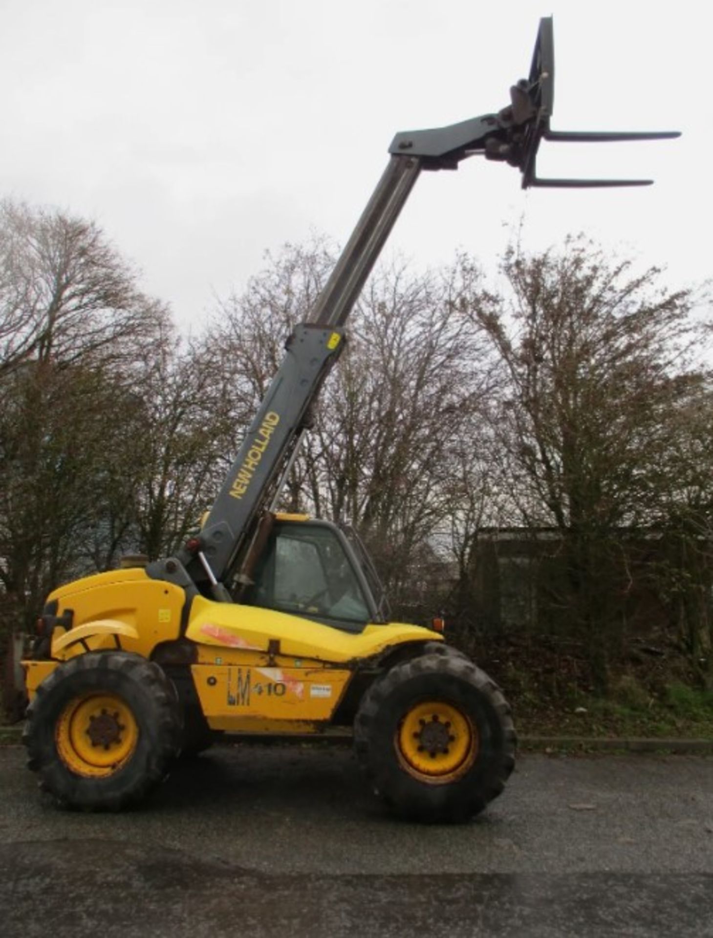 NEW HOLLAND LM410 TELEHANDLER - YOUR RELIABLE SOLUTION FOR HEAVY LIFTING - Bild 7 aus 11