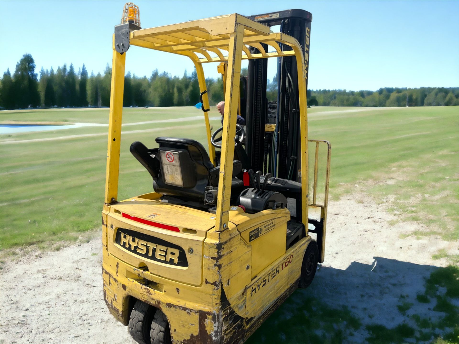 **(INCLUDES CHARGER)** HYSTER ELECTRIC 3-WHEEL FORKLIFT - J1.60XMT (2005) - Image 6 of 6