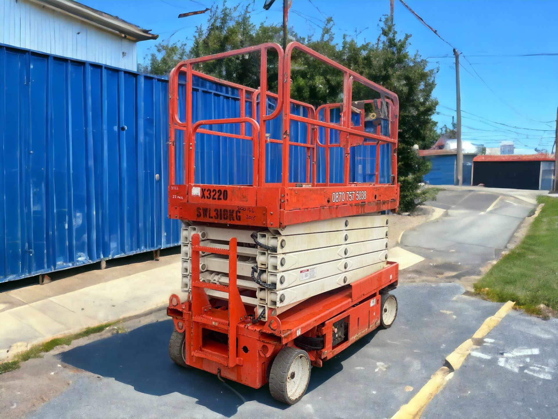 MAXIMIZE EFFICIENCY WITH THE 2015 SNORKEL S3246E ELECTRIC SCISSOR LIFT - Image 5 of 11