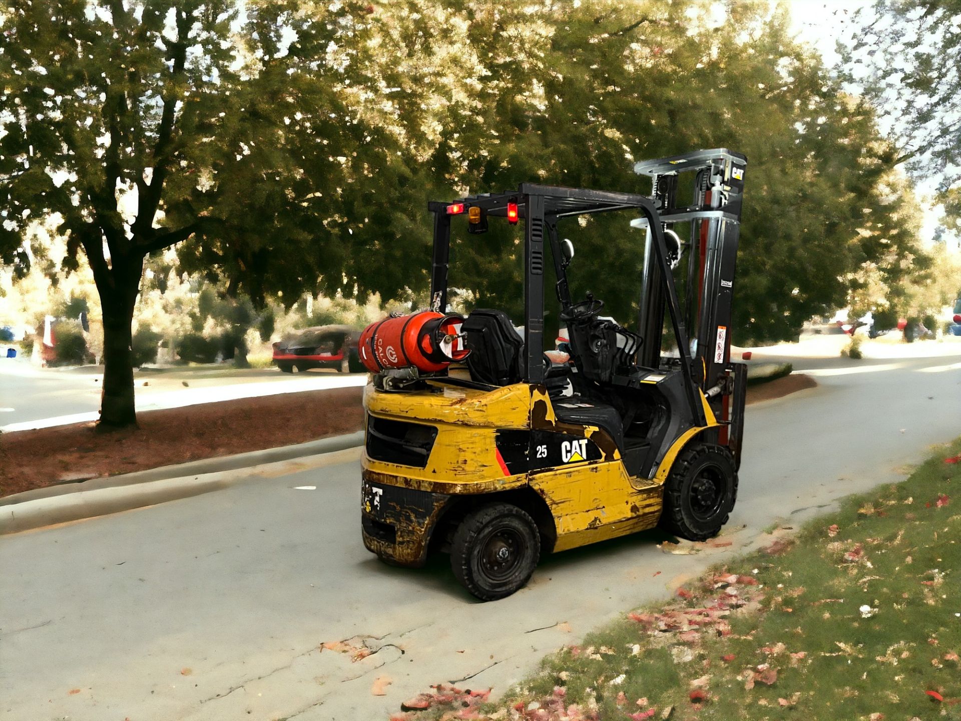 CAT LIFT TRUCKS LPG FORKLIFT - MODEL GP25NT (2014) - Image 2 of 6