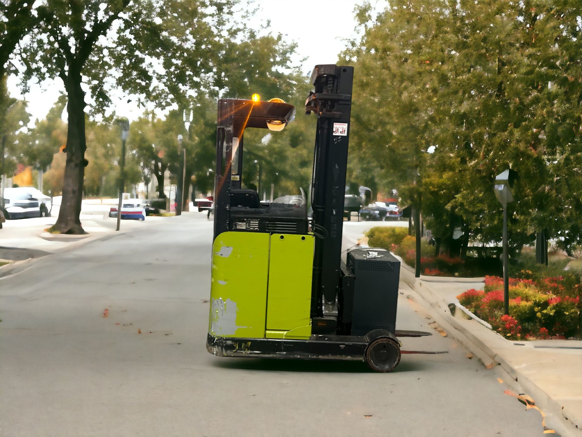 LINDE REACH TRUCK - MODEL R14 (2000) **(INCLUDES CHARGER)** - Image 5 of 6