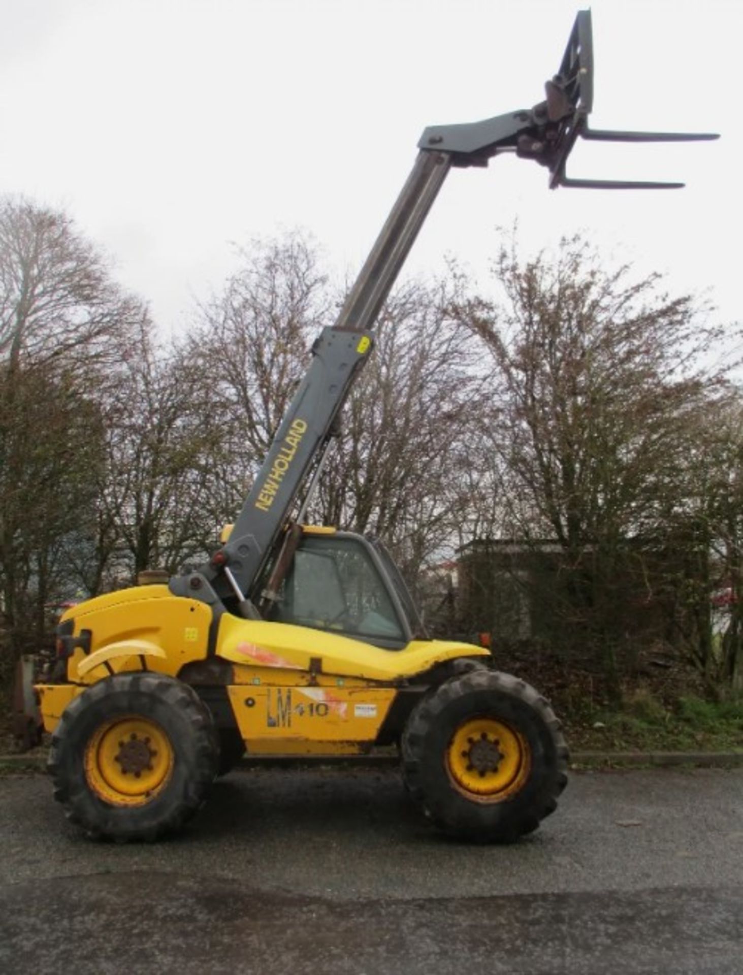 NEW HOLLAND LM410 TELEHANDLER - YOUR RELIABLE SOLUTION FOR HEAVY LIFTING - Bild 8 aus 11