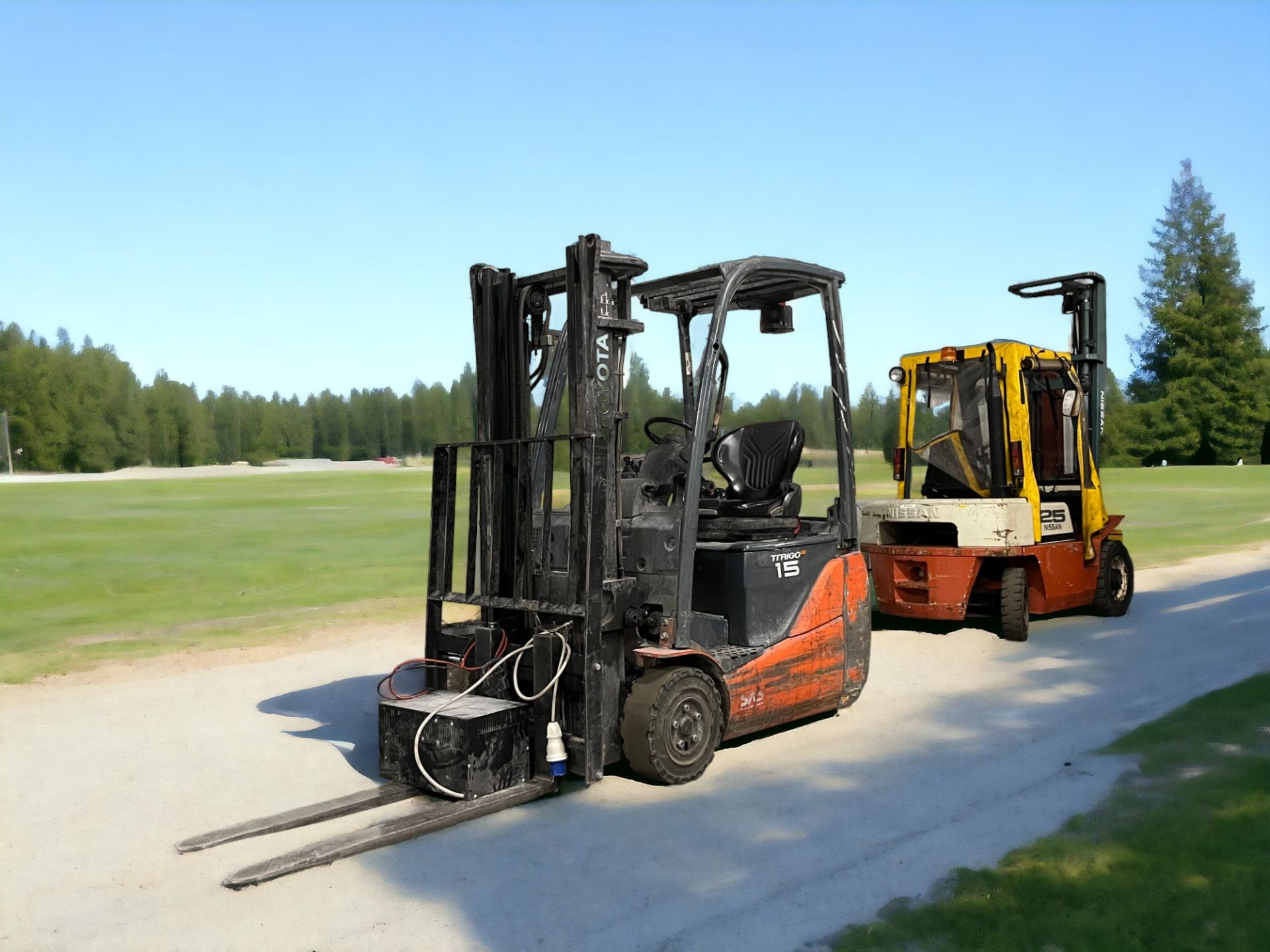 **(INCLUDES CHARGER)** TOYOTA ELECTRIC 3-WHEEL FORKLIFT - 8FBET15 (2013) - Image 2 of 5