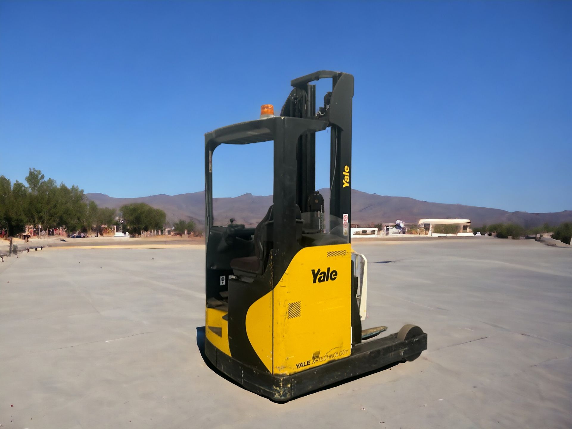 YALE MR16 REACH TRUCK - HIGH-PERFORMANCE ELECTRIC MATERIAL HANDLER **(INCLUDES CHARGER)** - Image 6 of 6