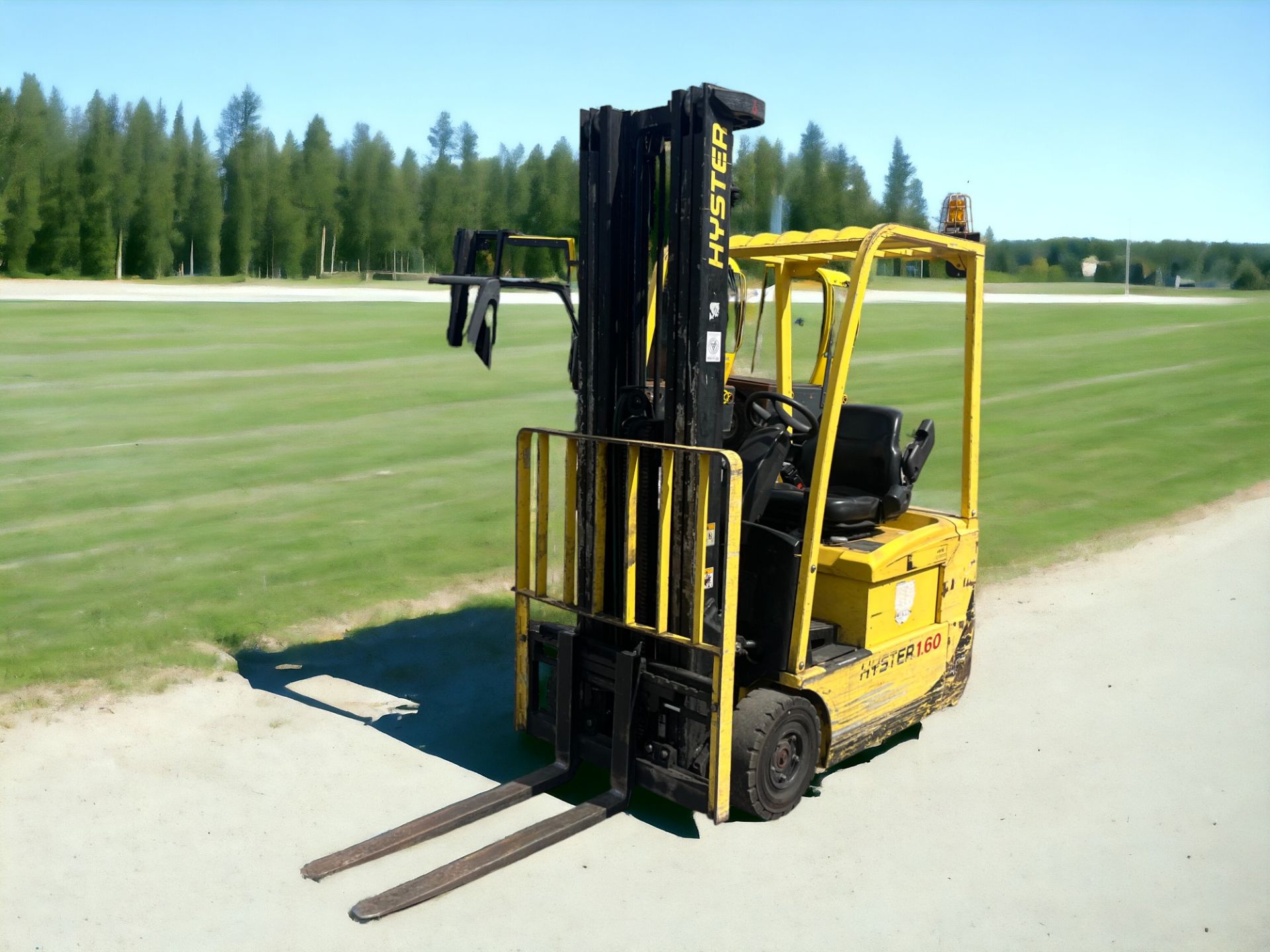 **(INCLUDES CHARGER)** HYSTER ELECTRIC 3-WHEEL FORKLIFT - J1.60XMT (2005) - Image 3 of 6