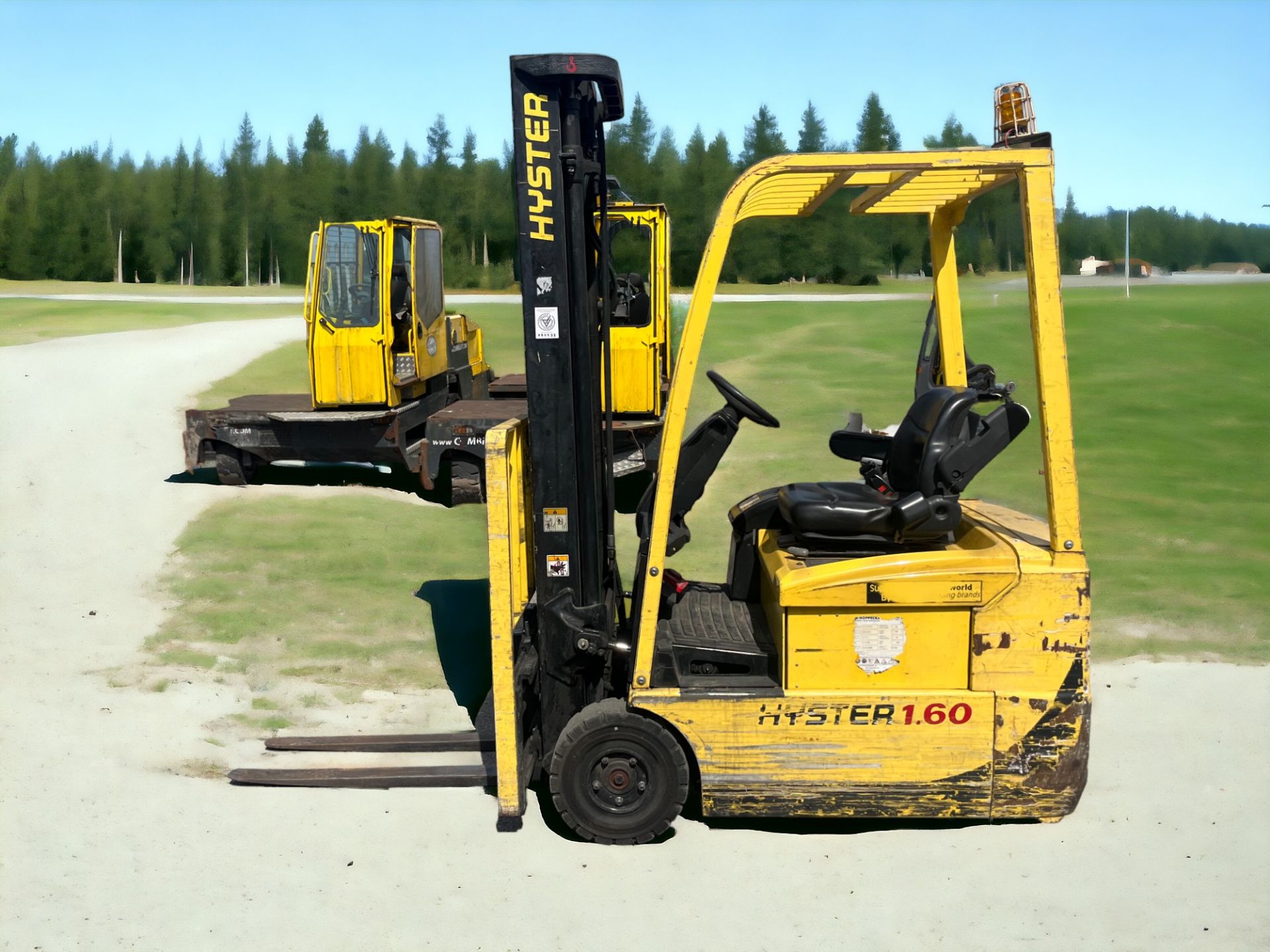 **(INCLUDES CHARGER)** HYSTER ELECTRIC 3-WHEEL FORKLIFT - J1.60XMT (2005) - Image 2 of 6