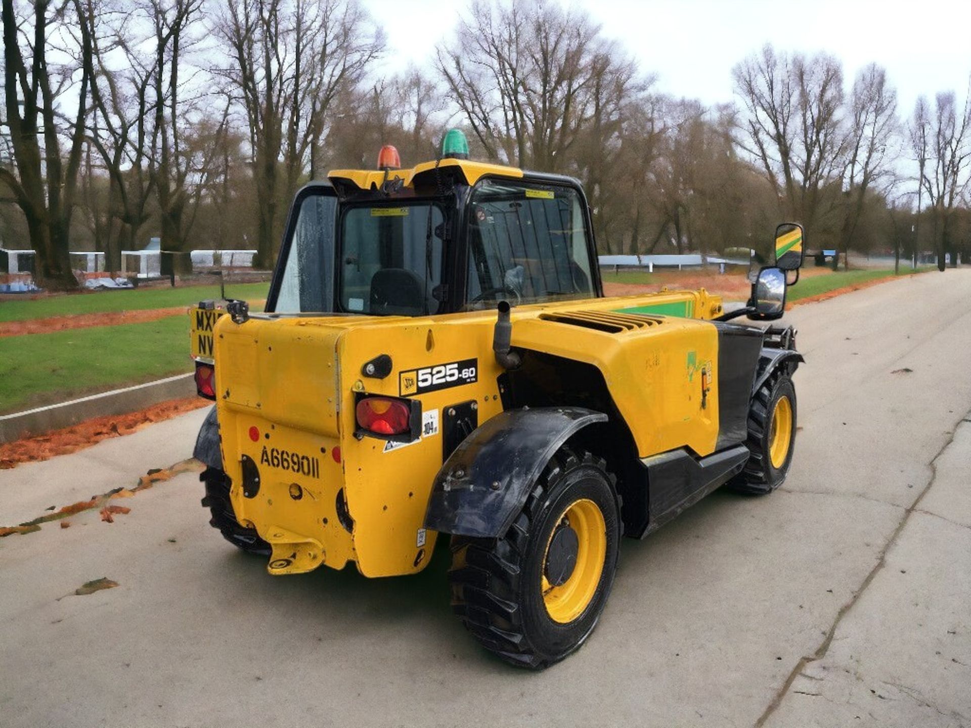 POWERFUL AND VERSATILE 2015 JCB 525-60 TELEHANDLER - Image 2 of 12