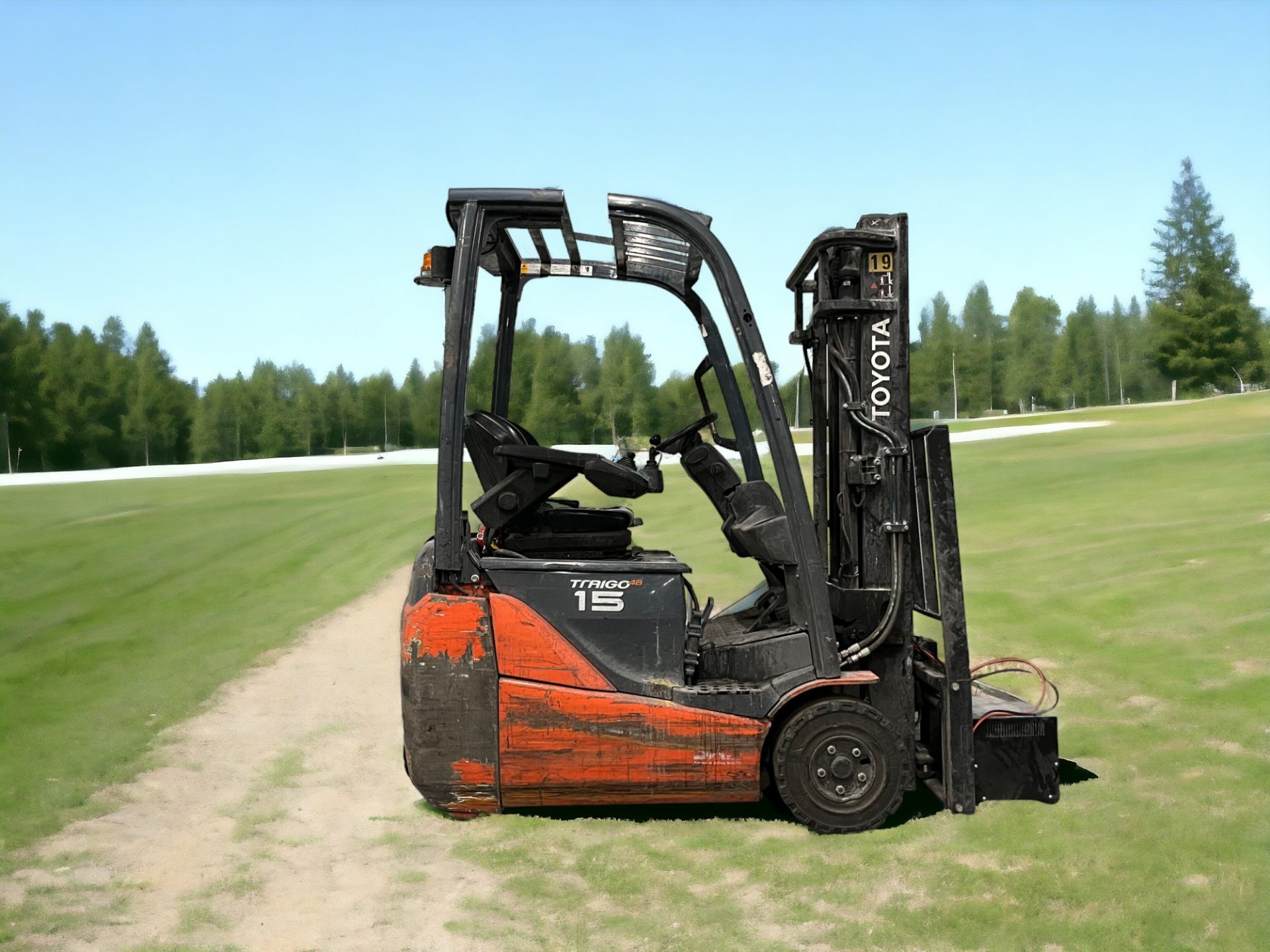 **(INCLUDES CHARGER)** TOYOTA ELECTRIC 3-WHEEL FORKLIFT - 8FBET15 (2013) - Image 3 of 5