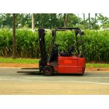 **(INCLUDES CHARGER)** LINDE ELECTRIC 3-WHEEL FORKLIFT - E16Z-02 (2004)