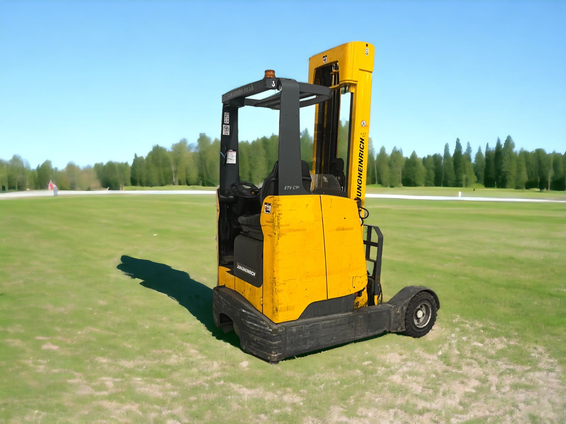 JUNGHEINRICH REACH TRUCK ETVC 16: POWERFUL ELECTRIC WORKHORSE WITH LOW HOURS **(INCLUDES CHARGER)** - Image 2 of 6