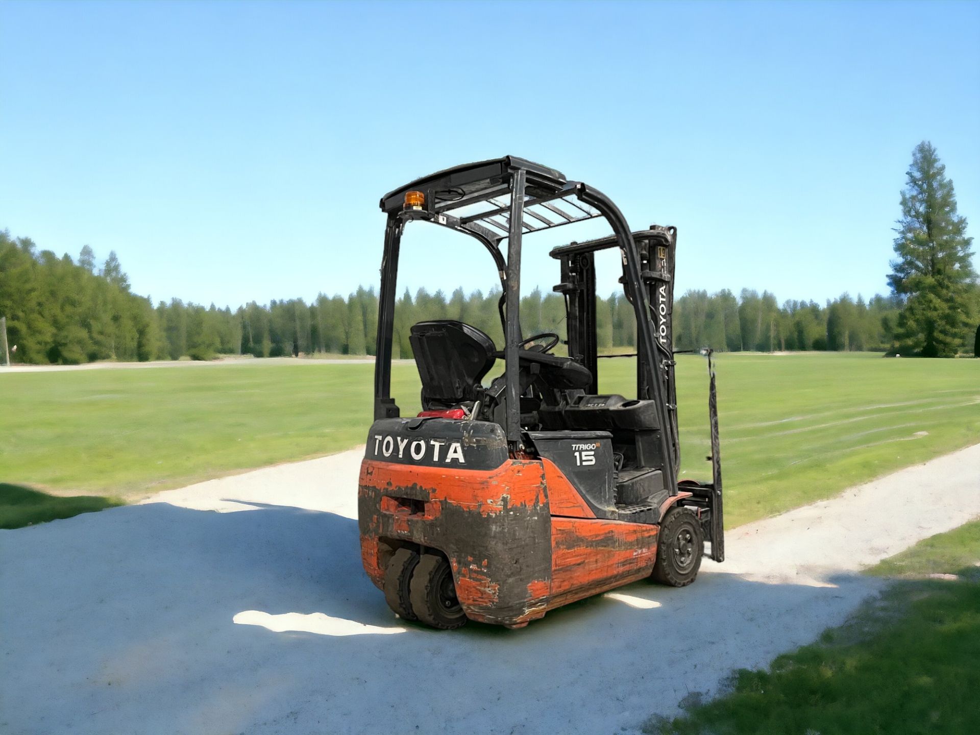 **(INCLUDES CHARGER)** TOYOTA ELECTRIC 3-WHEEL FORKLIFT - 8FBET15 (2013) - Image 5 of 5