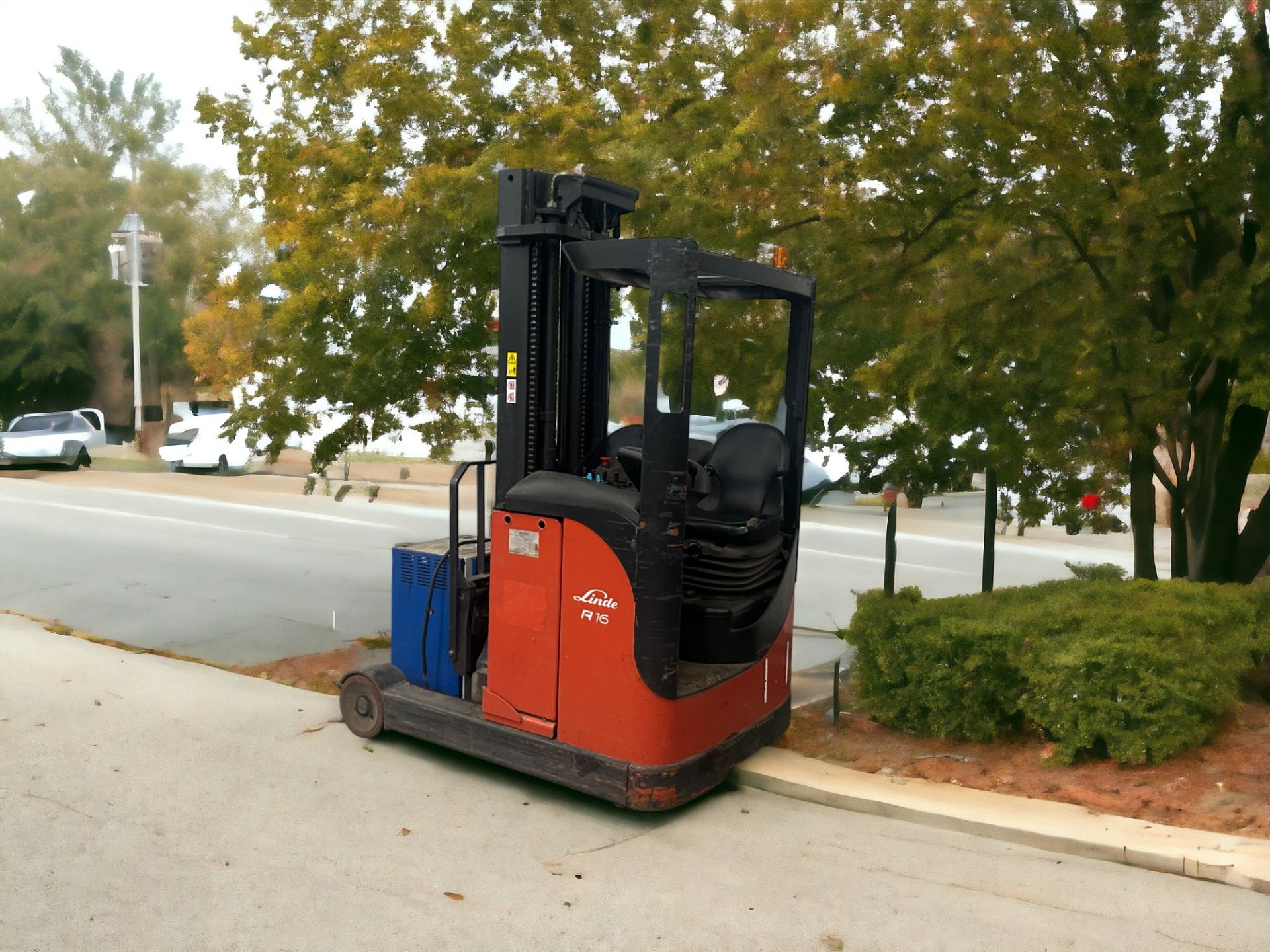 LINDE REACH TRUCK - MODEL R16 (2005) **(INCLUDES CHARGER)** - Image 5 of 6