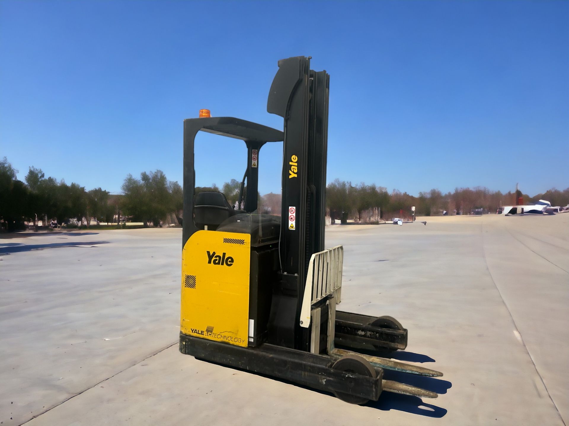 YALE MR16 REACH TRUCK - HIGH-PERFORMANCE ELECTRIC MATERIAL HANDLER **(INCLUDES CHARGER)** - Image 5 of 6
