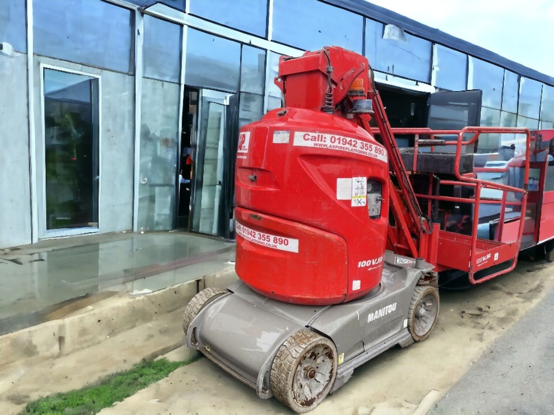 2018 MANITOU 100 VJR VERTICAL MAST LIFT - Image 2 of 12