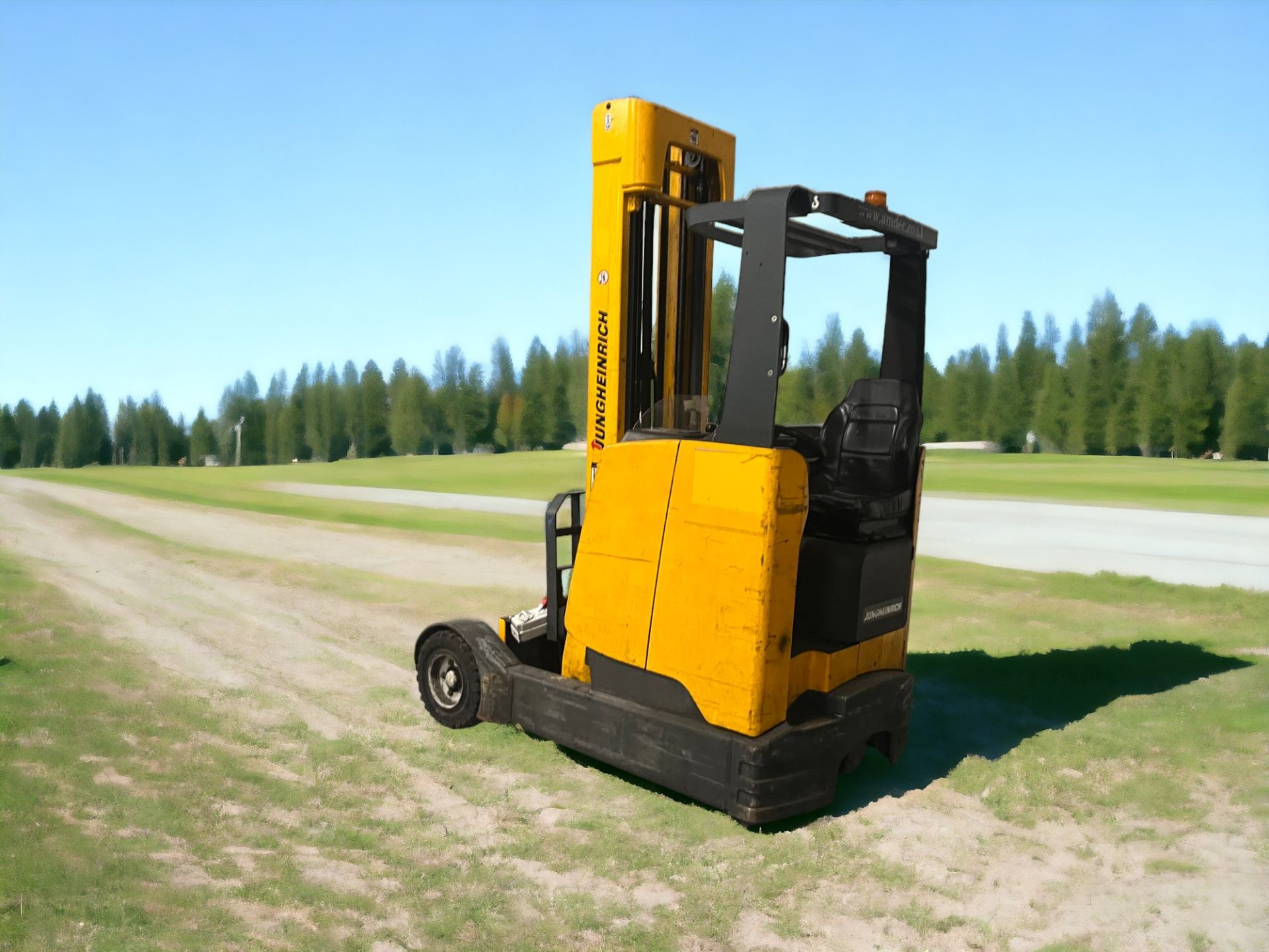 JUNGHEINRICH REACH TRUCK ETVC 16: POWERFUL ELECTRIC WORKHORSE WITH LOW HOURS **(INCLUDES CHARGER)** - Image 4 of 6