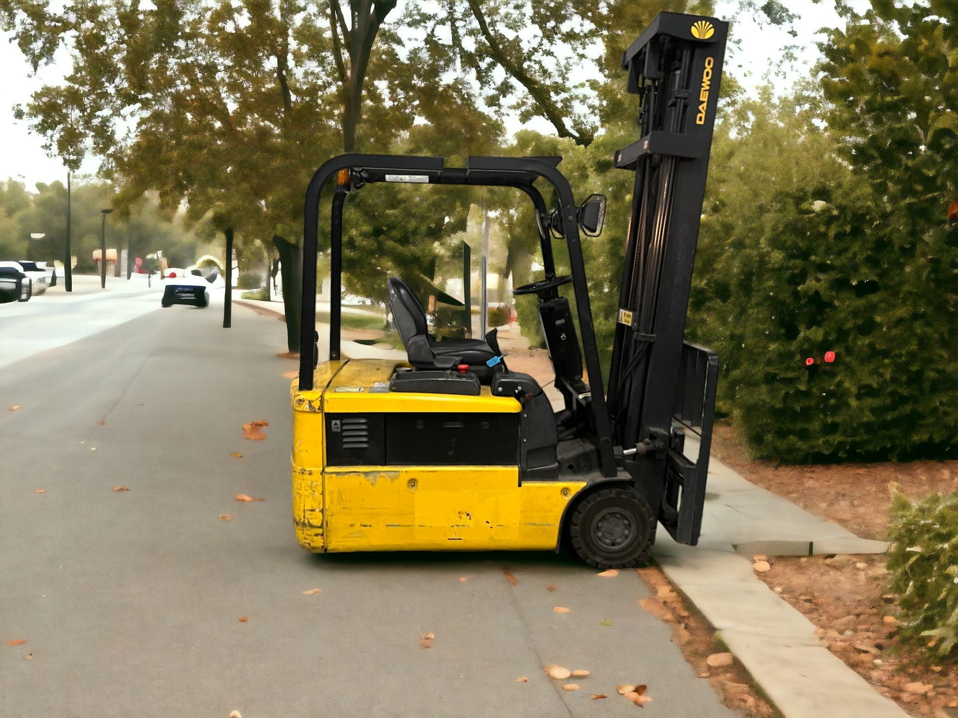 DAEWOO ELECTRIC 3-WHEEL FORKLIFT - MODEL B18T-2 (2002) **(INCLUDES CHARGER)** - Image 2 of 6