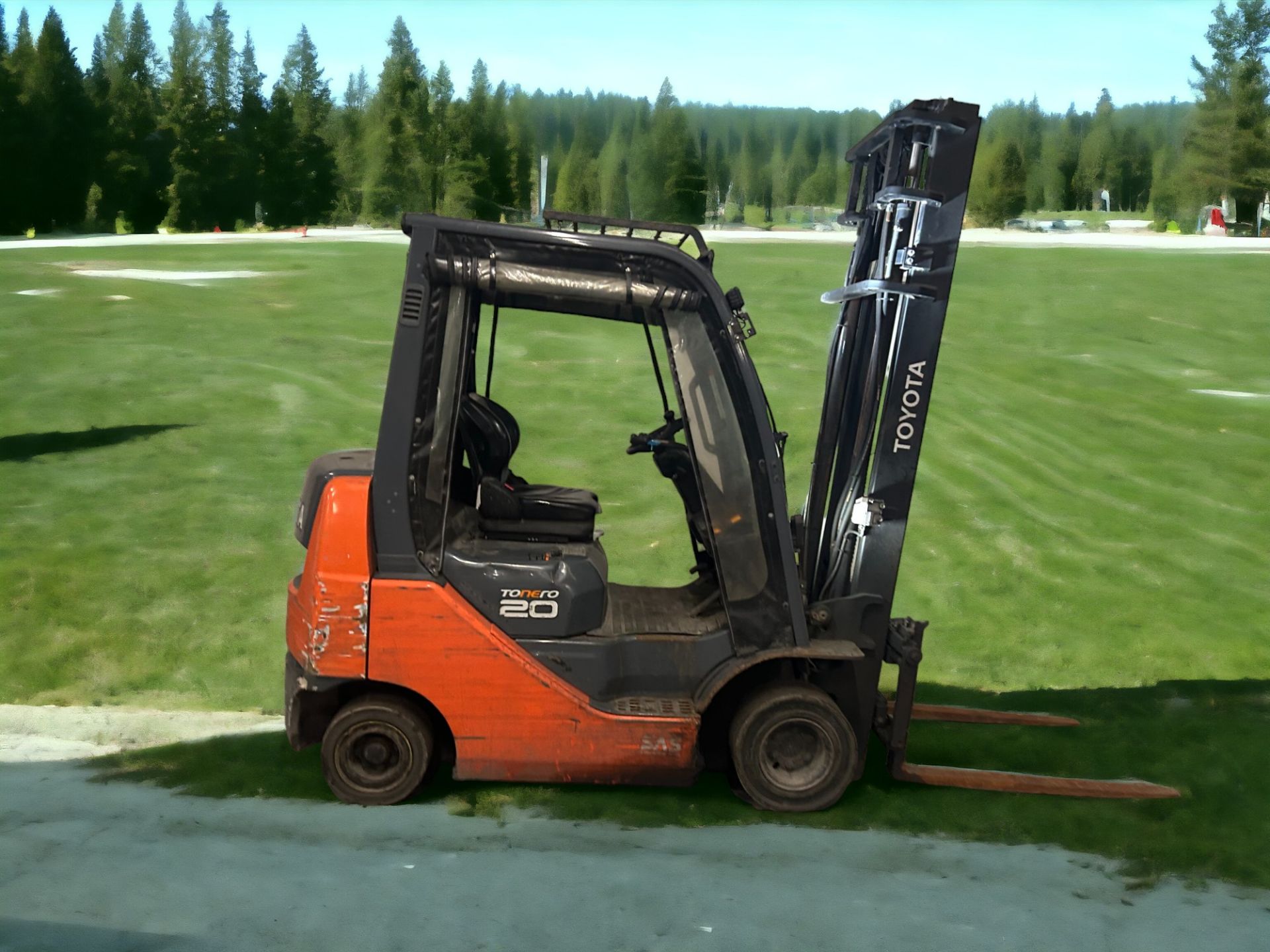 TOYOTA DIESEL FORKLIFT - MODEL 02-8FDKF20 (YEAR: 2017) - Image 4 of 5
