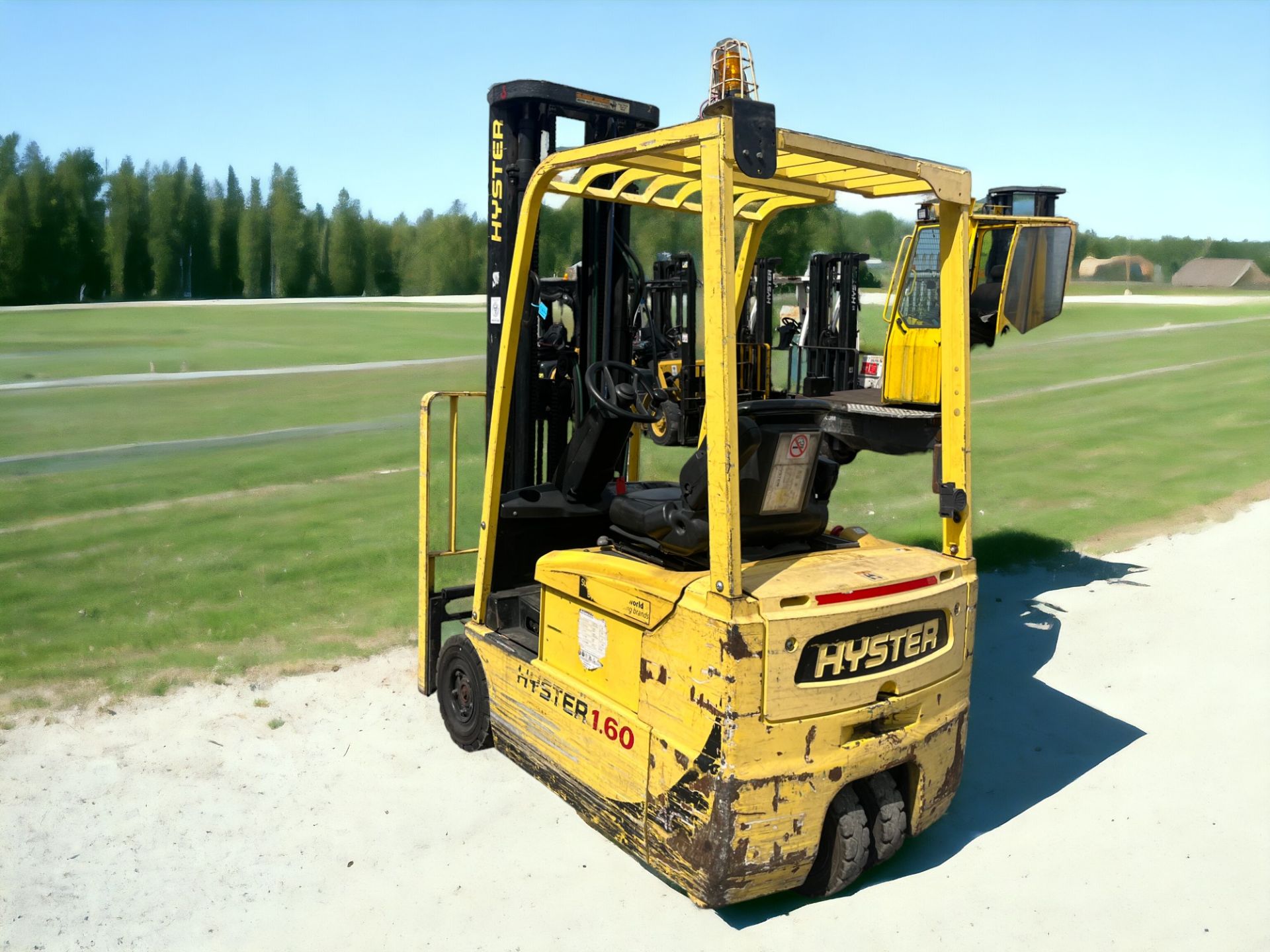 **(INCLUDES CHARGER)** HYSTER ELECTRIC 3-WHEEL FORKLIFT - J1.60XMT (2005) - Image 5 of 6