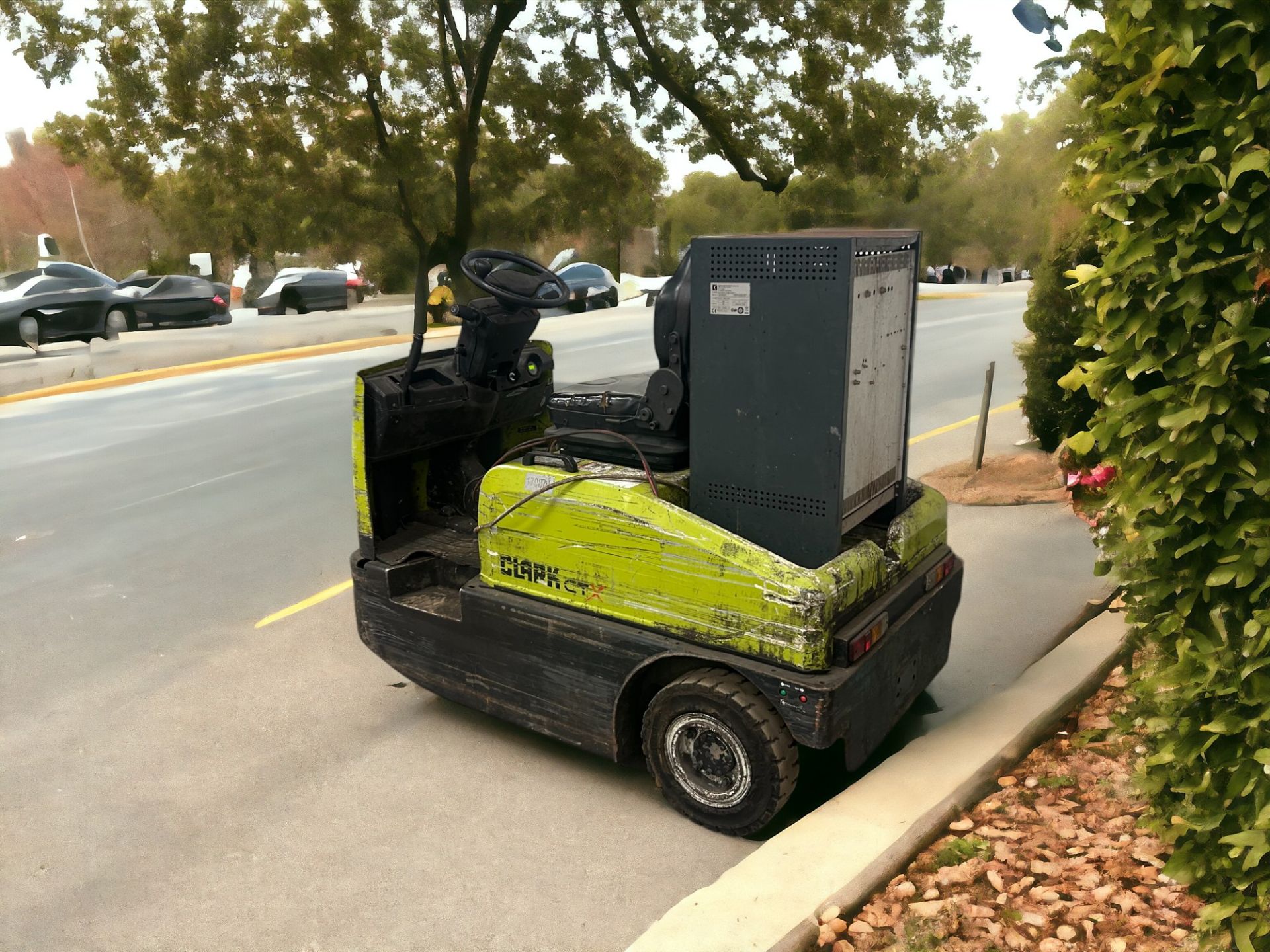 CLARK TOW TUG - MODEL CTX40 (2011) **(INCLUDES CHARGER)** - Image 4 of 6