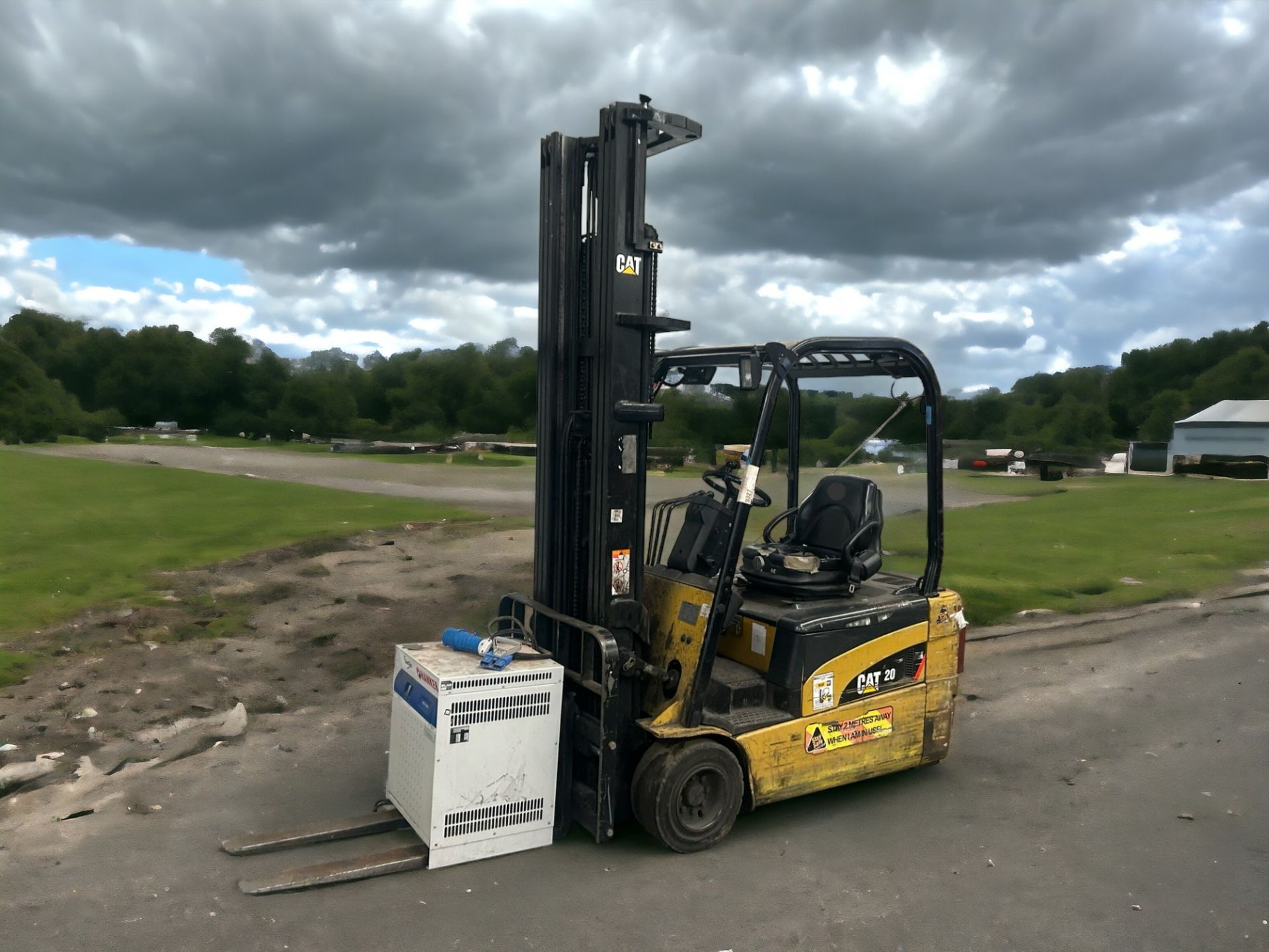 CAT EP20NT-48E ELECTRIC FORKLIFT - RELIABLE MATERIAL HANDLING SOLUTION **(INCLUDES CHARGER)** - Image 2 of 6
