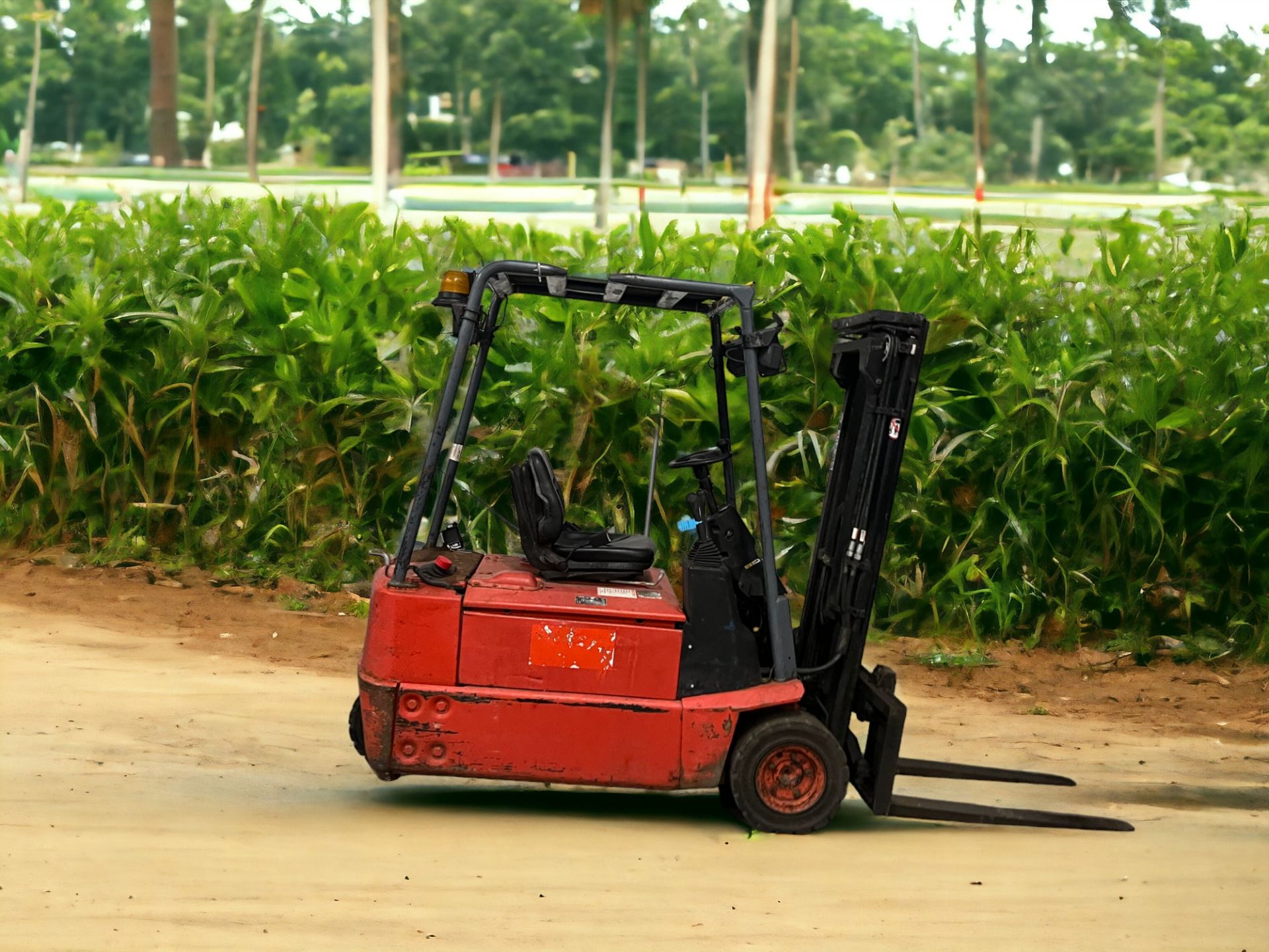 **(INCLUDES CHARGER)** LINDE ELECTRIC 3-WHEEL FORKLIFT - E16Z-02 (2004) - Image 5 of 6