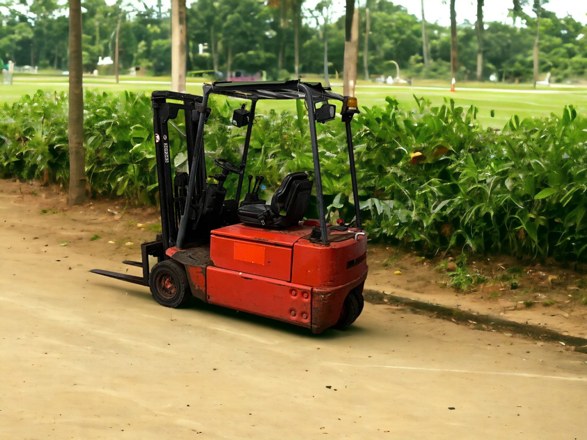 **(INCLUDES CHARGER)** LINDE ELECTRIC 3-WHEEL FORKLIFT - E16Z-02 (2004) - Image 3 of 6