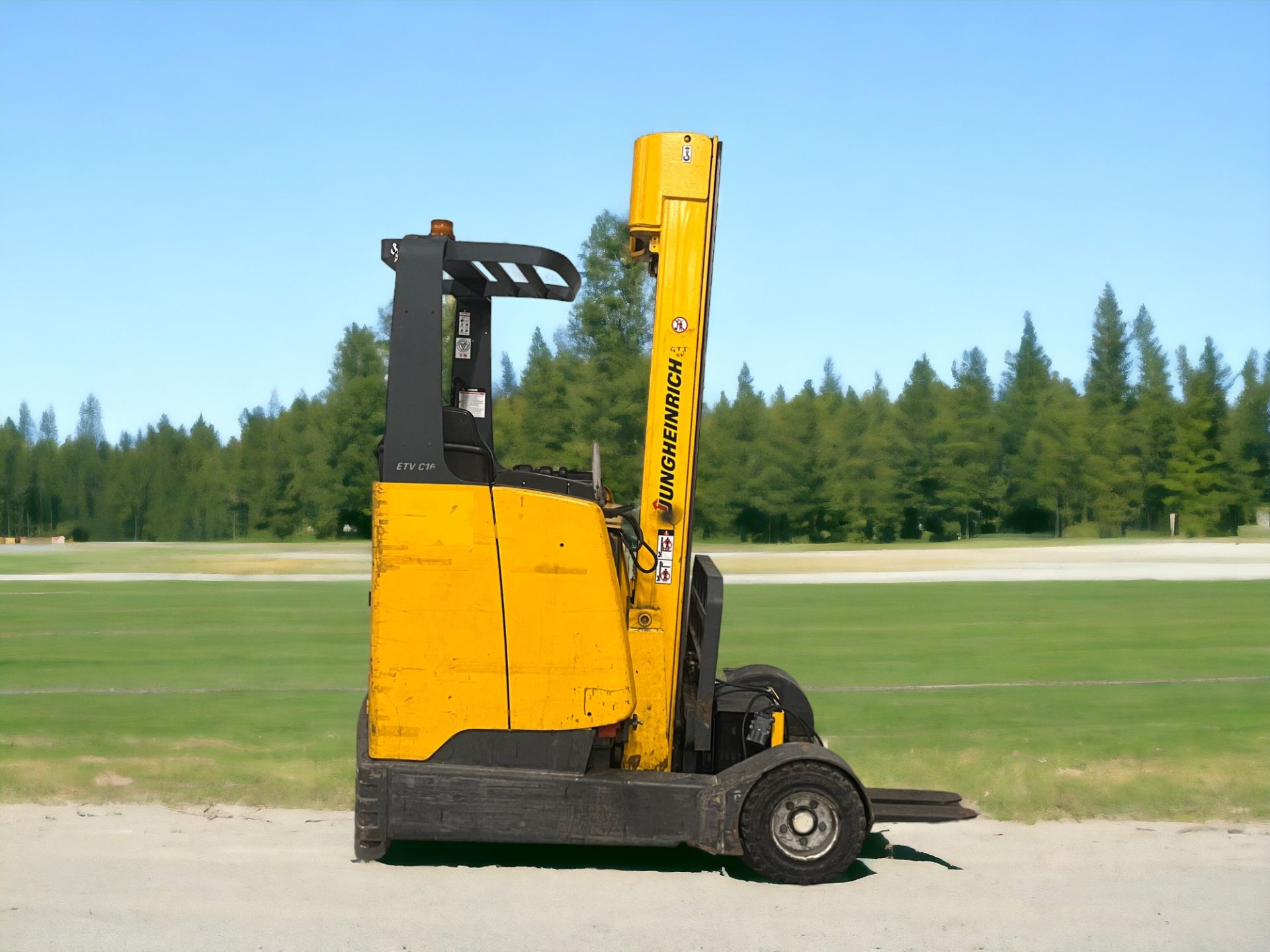 JUNGHEINRICH REACH TRUCK ETVC 16: POWERFUL ELECTRIC WORKHORSE WITH LOW HOURS **(INCLUDES CHARGER)**