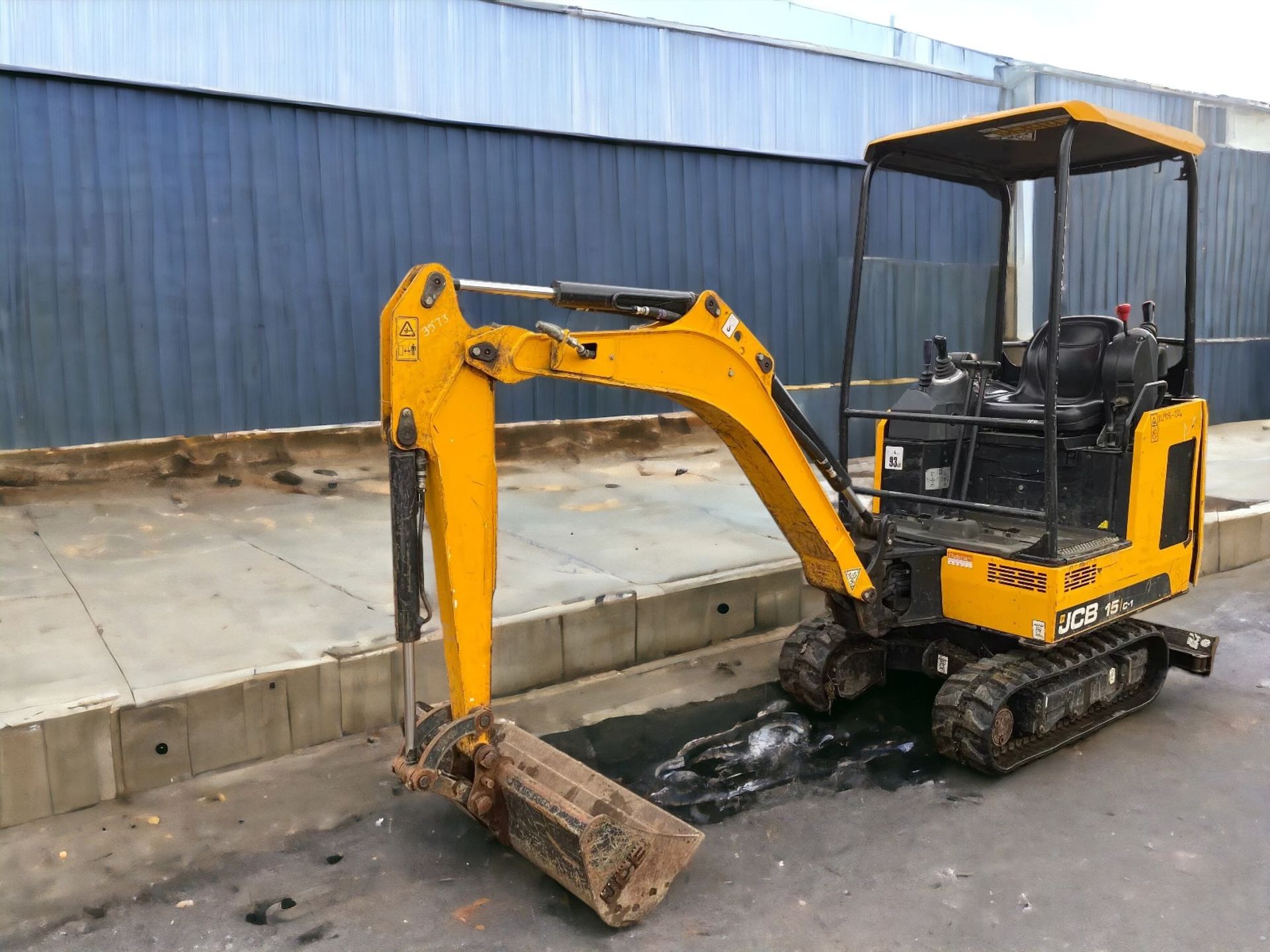 ELEVATE YOUR CONSTRUCTION GAME WITH THE JCB 15 C-1 MINI EXCAVATO - Image 3 of 11