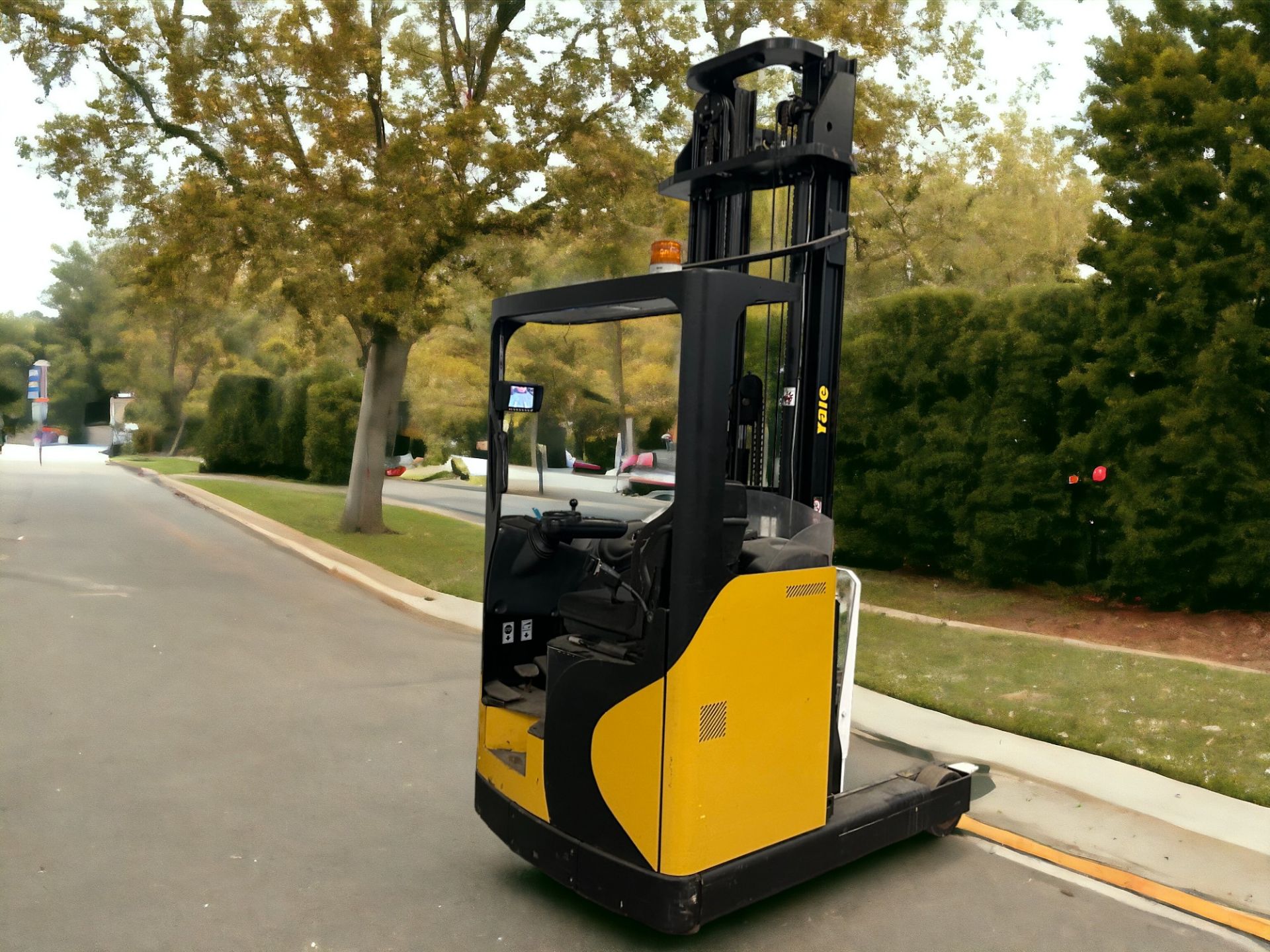 YALE REACH TRUCK - MODEL MR14H (2012) **(INCLUDES CHARGER)** - Image 6 of 6