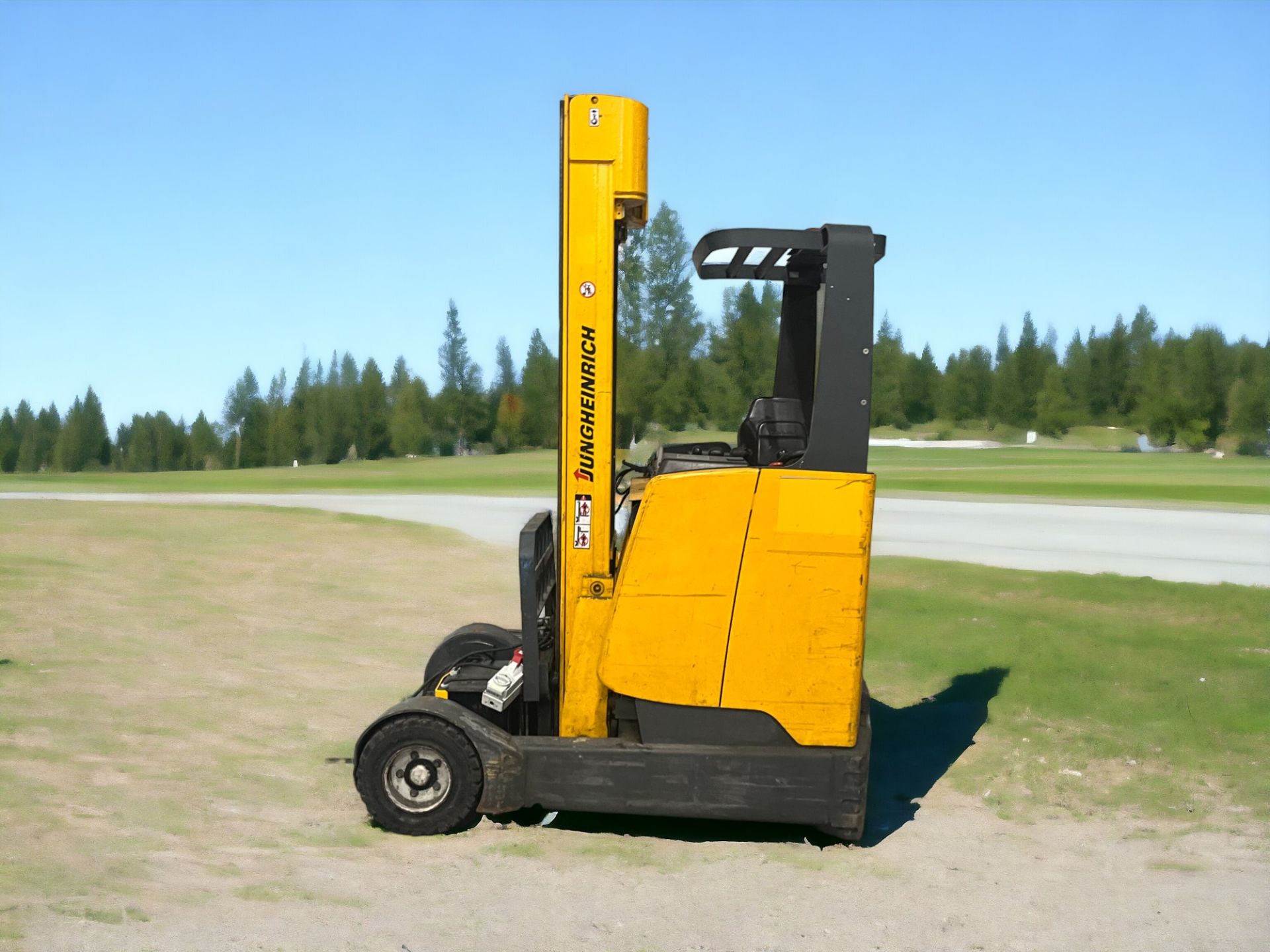 JUNGHEINRICH REACH TRUCK ETVC 16: POWERFUL ELECTRIC WORKHORSE WITH LOW HOURS **(INCLUDES CHARGER)** - Image 5 of 6