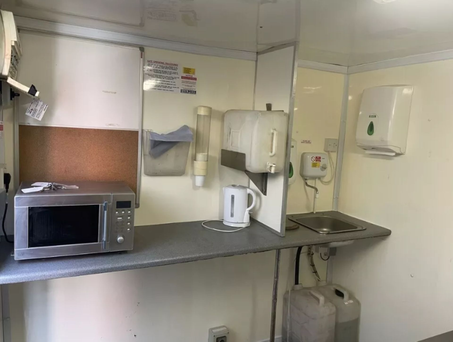 COMPLETE MOBILE WELFARE UNIT: WELFARE AREA, TOILET FACILITIES, GENERATOR ROOM - Image 6 of 7