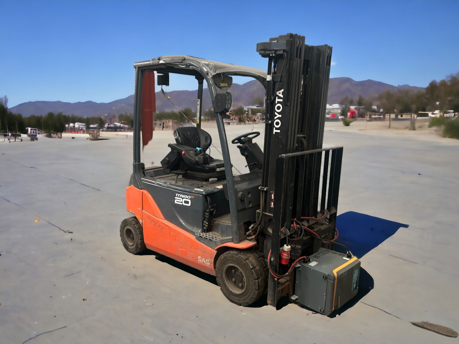TOYOTA 8FBM20T ELECTRIC FORKLIFT - EFFICIENT MATERIAL HANDLING SOLUTION **(INCLUDES CHARGER)** - Bild 2 aus 4