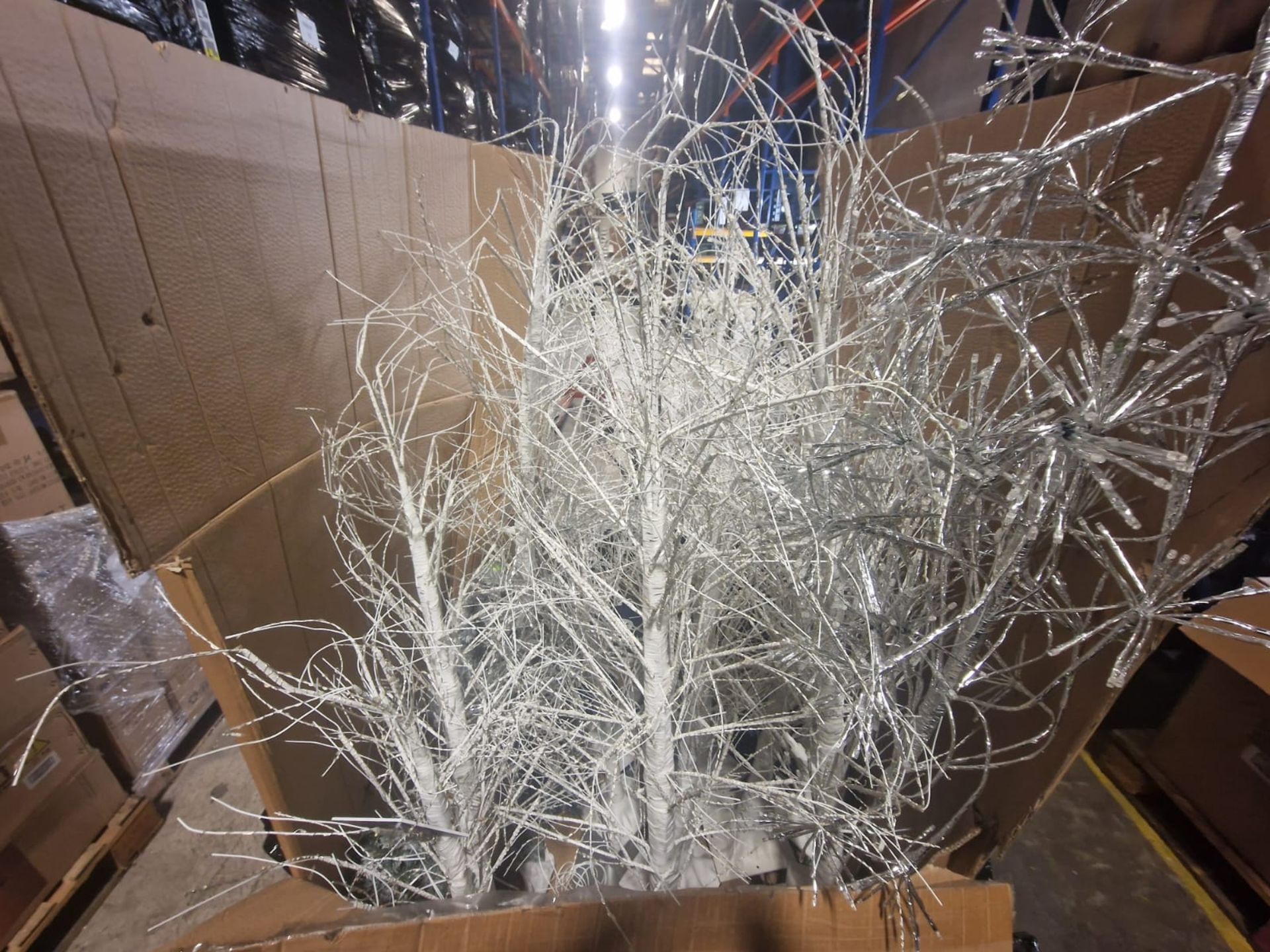 1 PALLET OF CLEARANCE LED LIGHTS,LED TREES, DEOCRATIONS & MORE!
