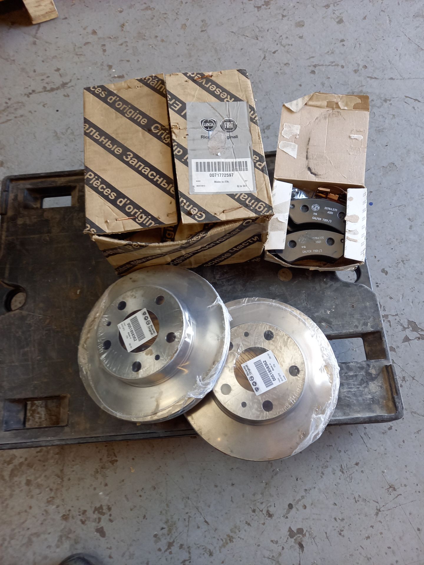 JOB LOT OF FIAT NEW GENUINE OE SERVICE ITEMS INCLUDING BRAKE DISC + PADS KITS - Image 7 of 10